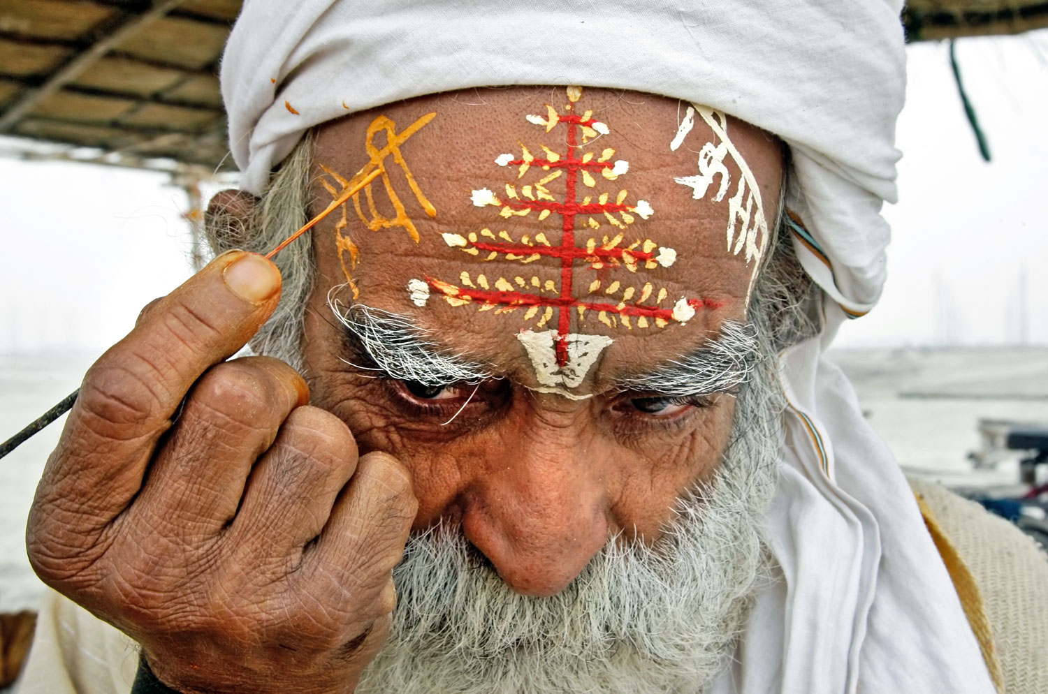 Boldog karácsonyt! – írja homlokára egy hindu hindiül a Gangesznél