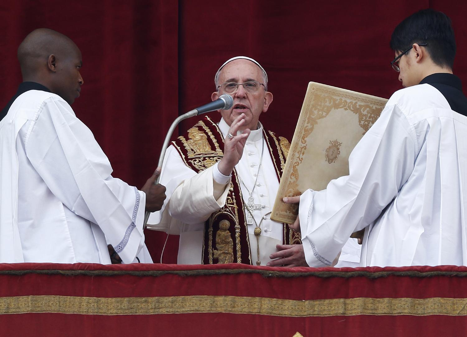 Ferenc pápa az Urbi et Orbi áldás közben. Világiasság, közöny