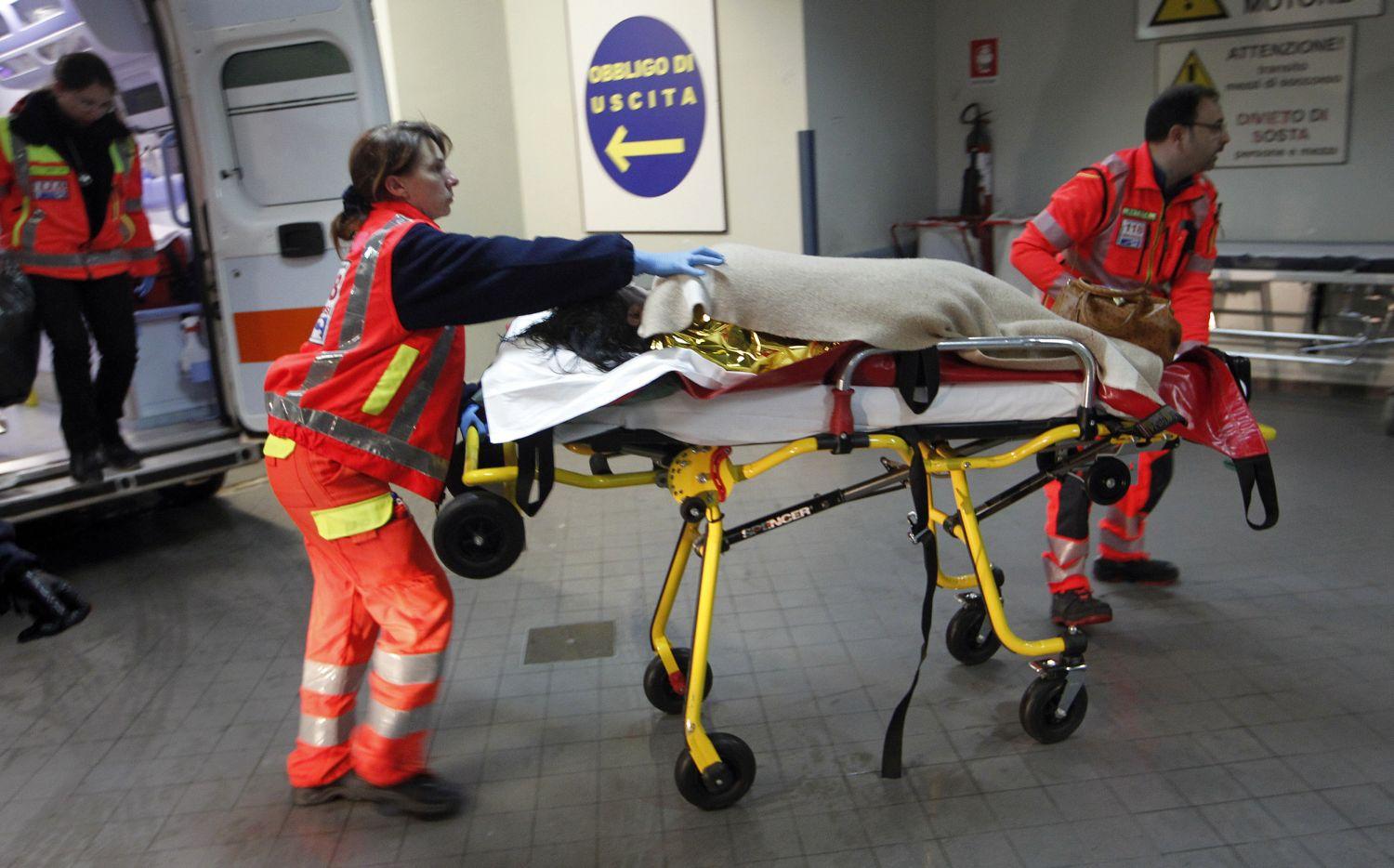 Sebesült érkezik a brindisi kórházba