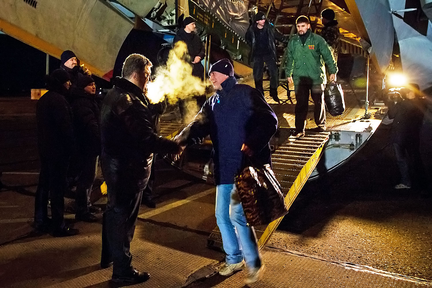 Petro Porosenko ukrán elnök a repülőtéren fogadta a hazatérő hadifoglyokat