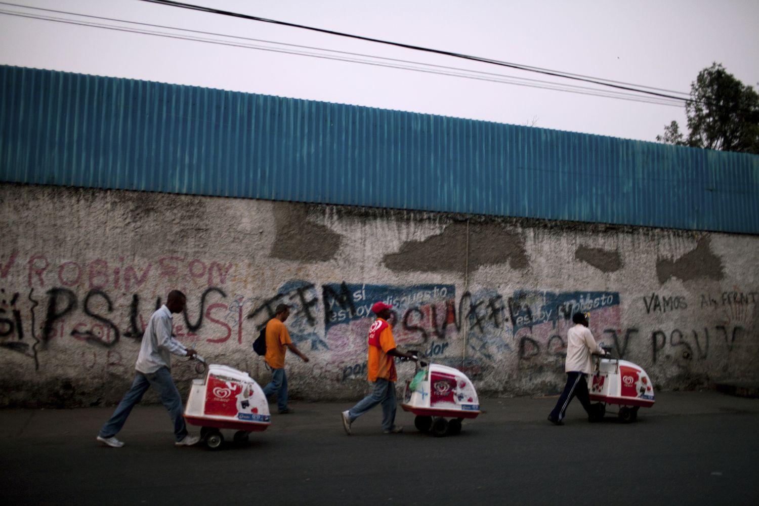 Haiti jégkrémárusok 2010-ben Caracasban, ahol akkor a venezuelai minimálbér kétszeresét keresték