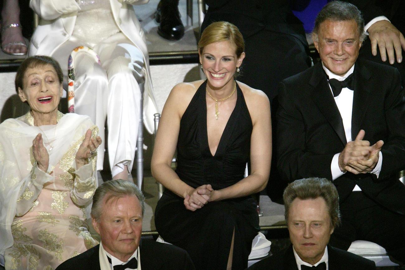 Rainer (balról az első) 2003-ban, amikor 59 egykor Oscar-díjat nyert színész és színésznő ült össze egy közös fénykép kedvéért