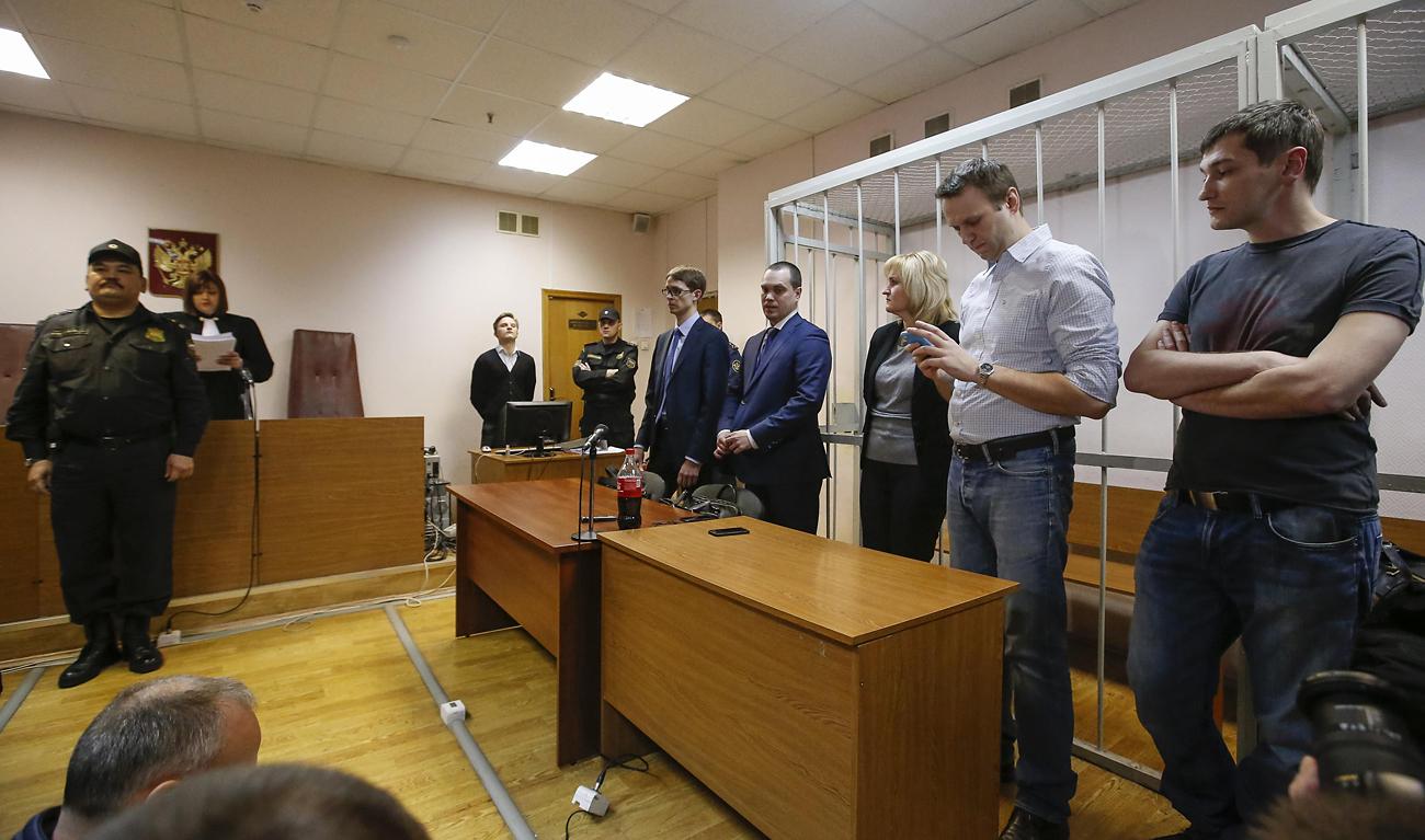 Navalnij (jobbra a második) felfüggesztettet kapott, testvérének (jobbra)börtönbe kell mennie