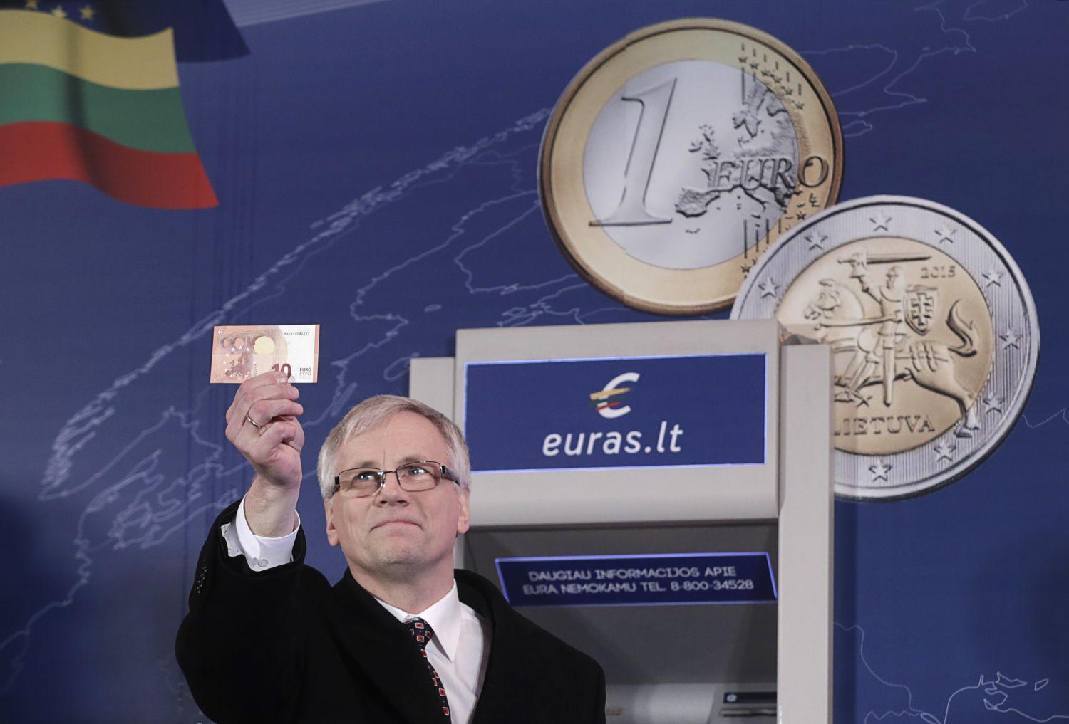 Rimantas Sadzius pénzügyminiszter egy tízeurós bankjeggyel. Garancia a gazdasági biztonságra