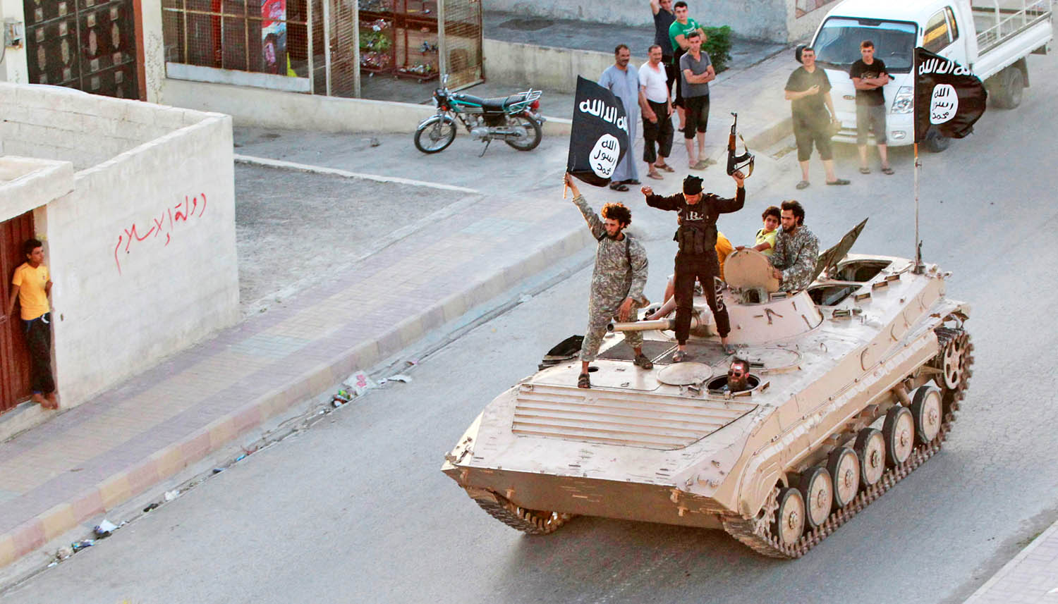 Iszlamista harcosok az észak-szíriai Raqqa tartományban