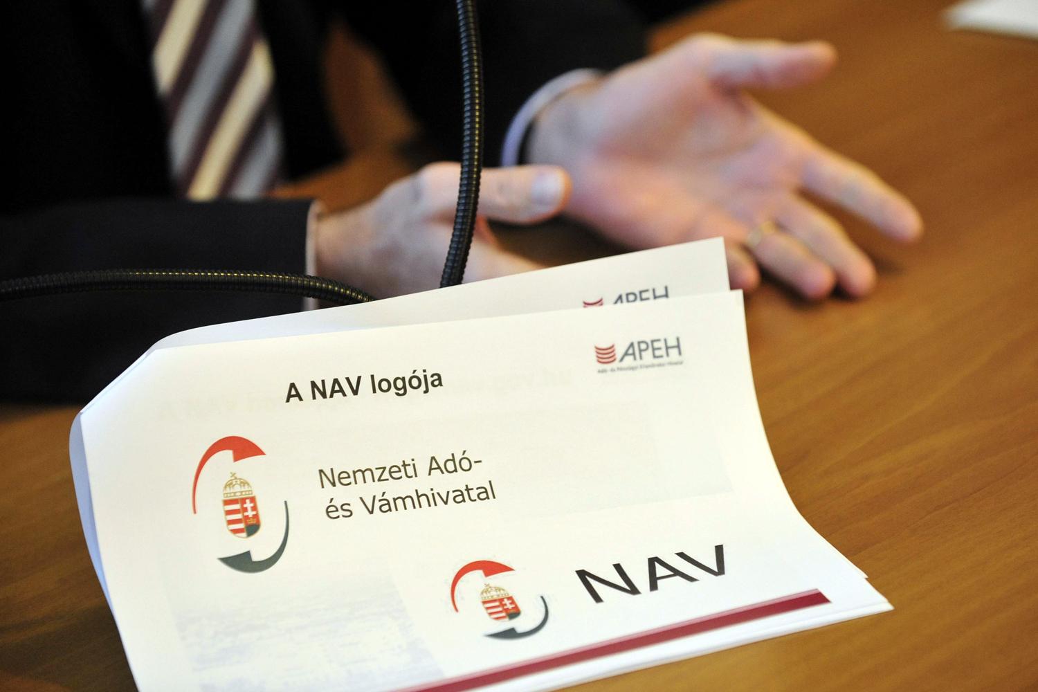 A NAV logója az APEH nevének 2010 decemberi búcsúztatásán. Vitas helyett inkább fizetnek