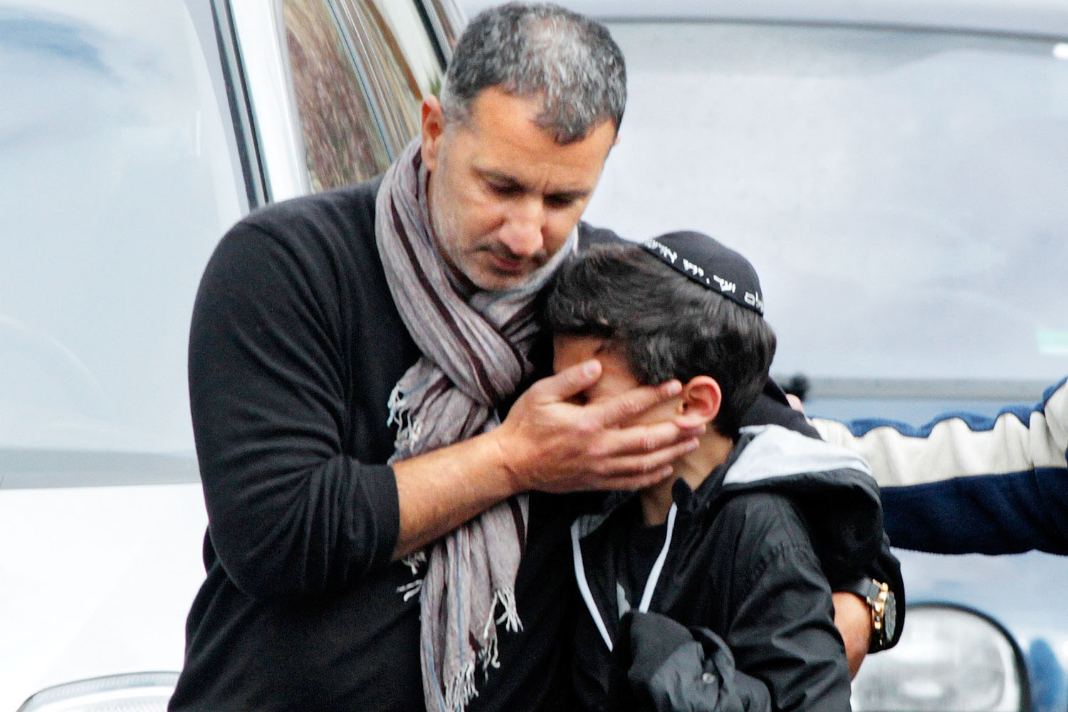 Egy megriadt gyermeket próbálnak megnyugtatni a toulouse-i zsidó iskola elleni 2012-es támadás után