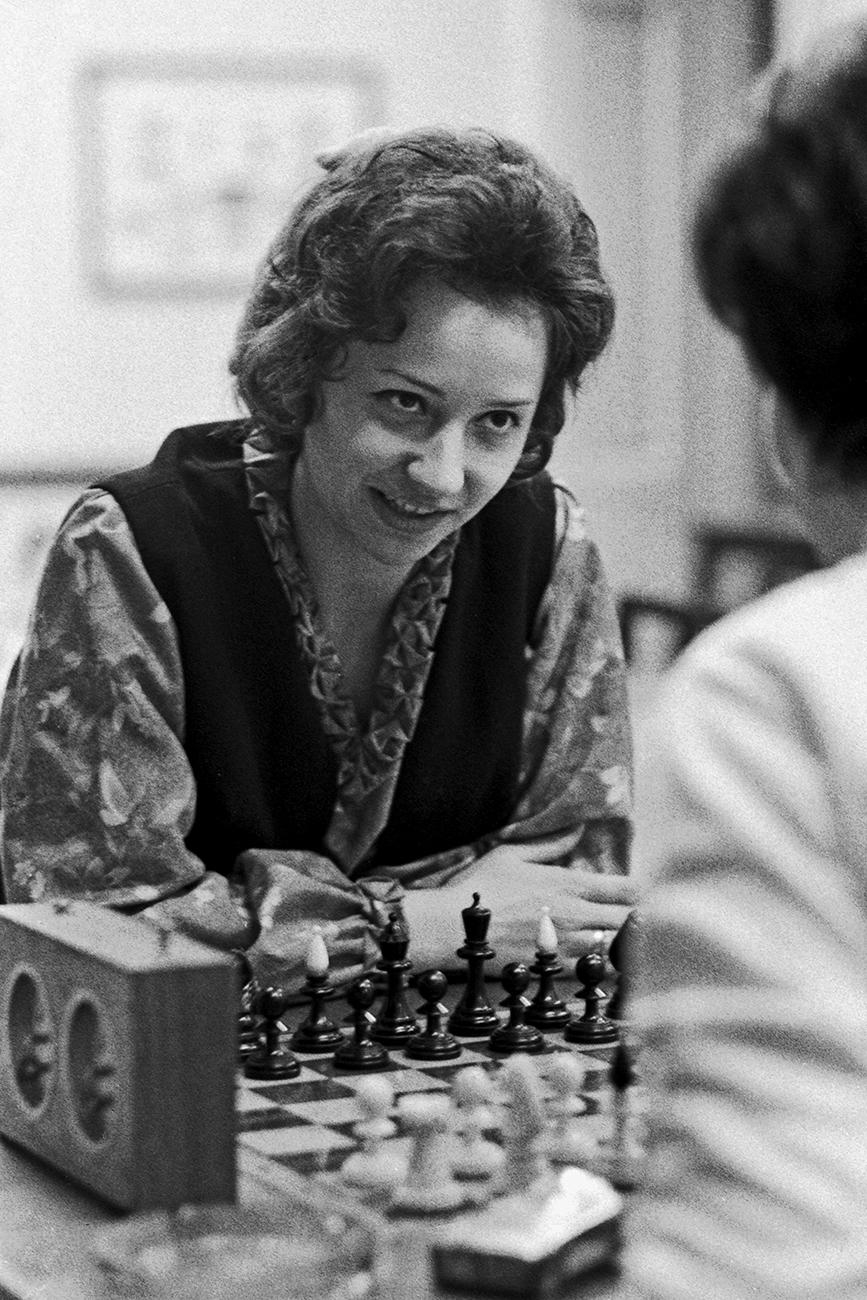 Egy nagy magyar sakkozó mosolyog ezen a képen ellenfelére az 1972-es országos bajnokságon, mielőtt megtennék az első lépést. Tudom, hogy a legtöbb olvasónk már csak a Polgár lányokat tudná megnevezni, ha a magyar nősakkozók kerülnek szóba, éppen ezér