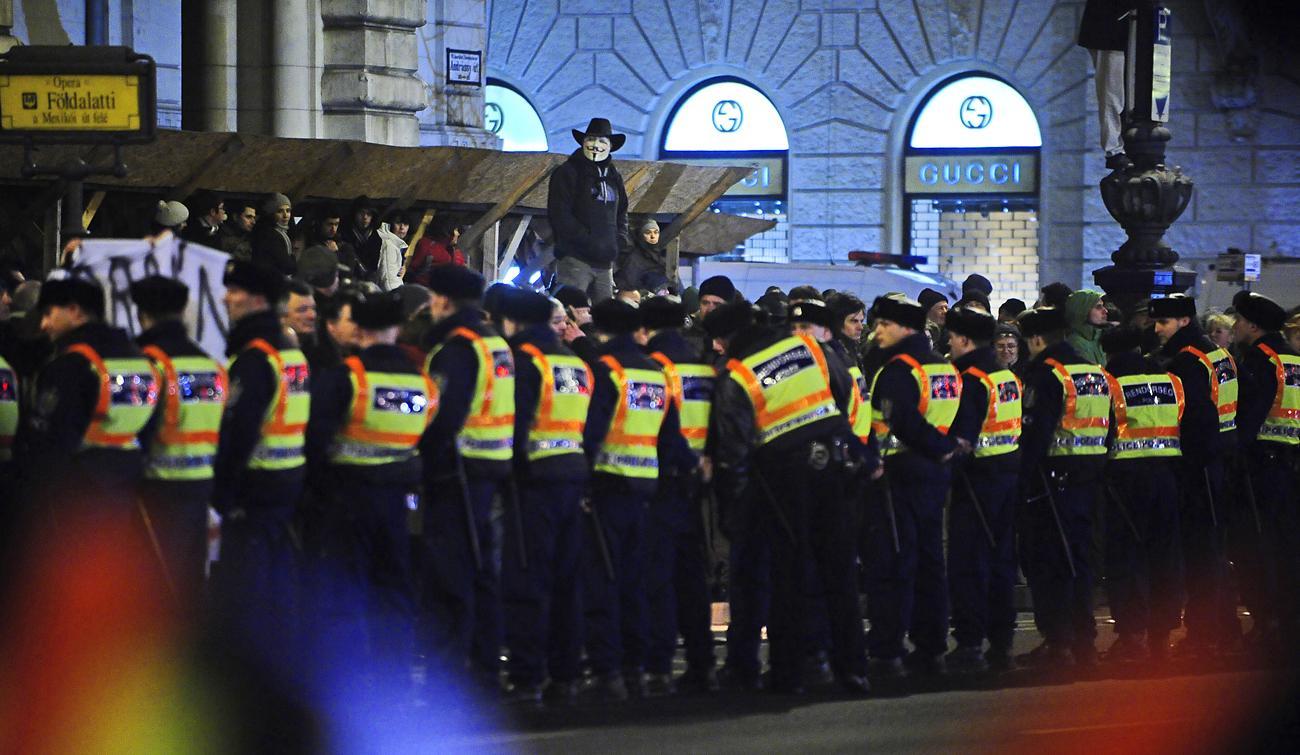 Tüntetés az Operánál 2012. január 2-án. A gyülekezési törvény módosítása már az első Orbán-kormány idején felmerült