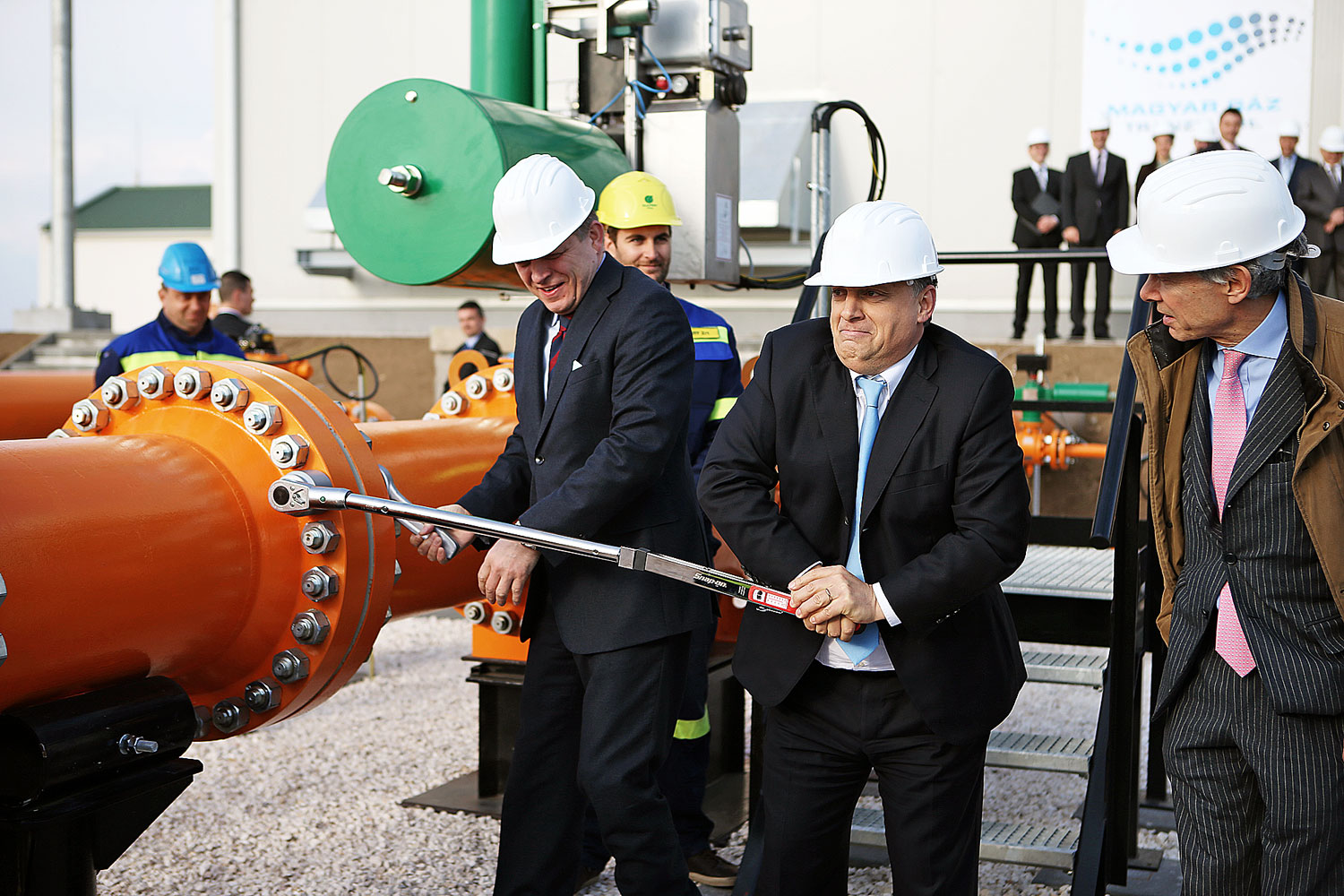 Robert Fico szlovák és Orbán Viktor magyar kormányfő tavaly márciusban „összekötötte” a két ország gázhálózatát