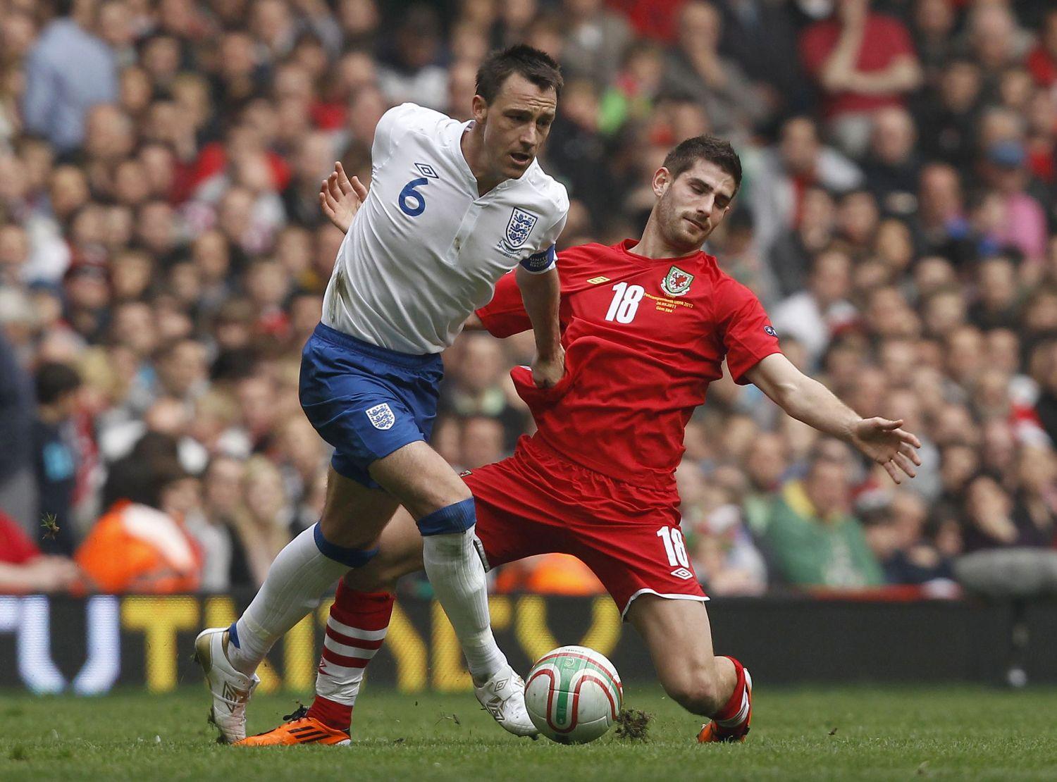 A Chelsea és az angol válogatott hátvédje, John Terry és Evans 2011-ben egy Anglia-Wales Európa-bajnoki selejtezőn