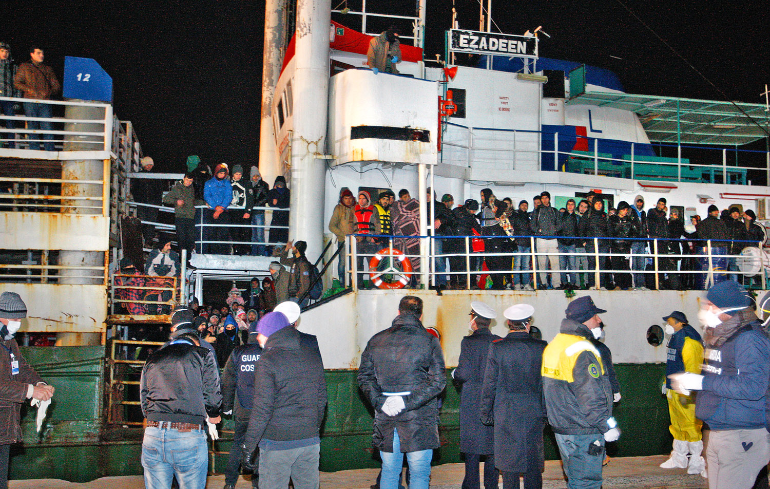 Menekültek a Corigliano Calabro délolasz kikötőben veszteglő Ezadeen hajón