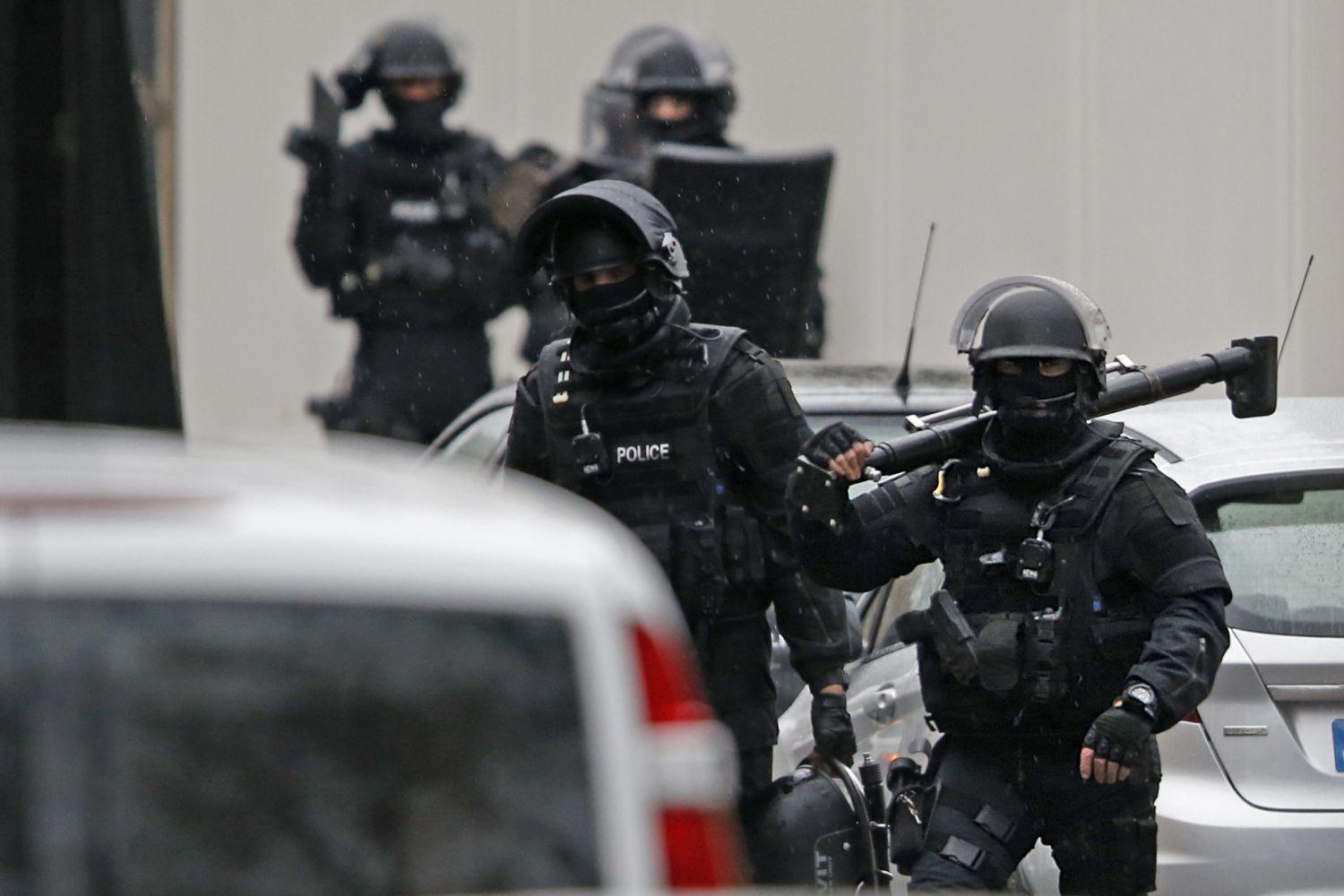Rendőrök a csütörtöki montrouge-i támadás helyszínén