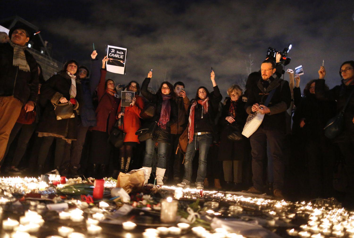 Párizsban a Köztársaság téren csütörtökön is rengeteg ember gyűlt össze emlékezni az áldozatokra