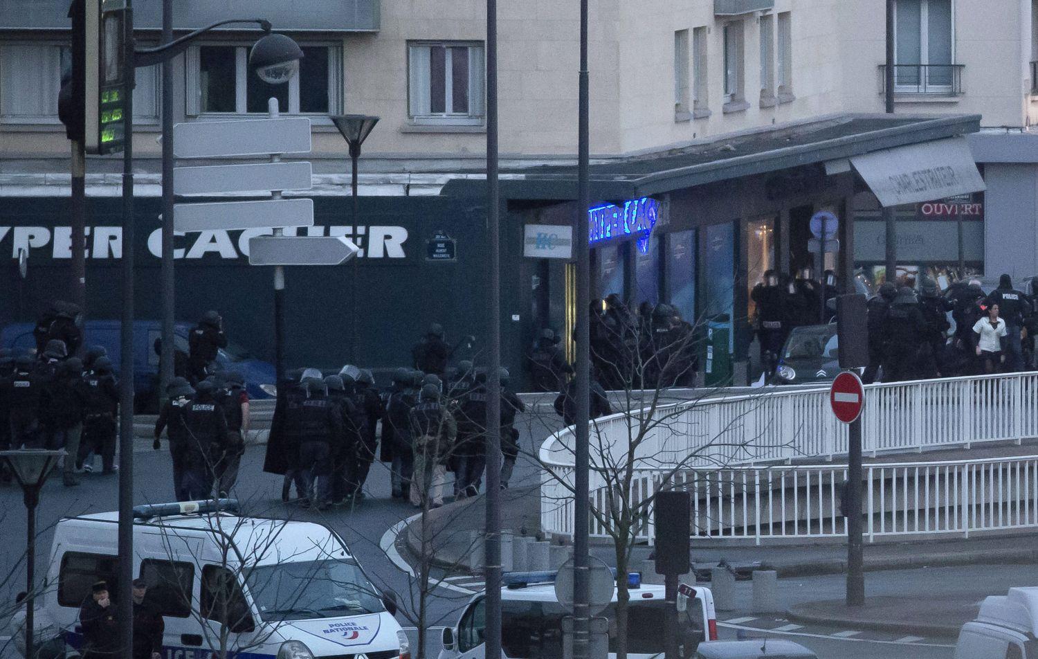 Rohamrendőrök a párizsi szupermarketnél