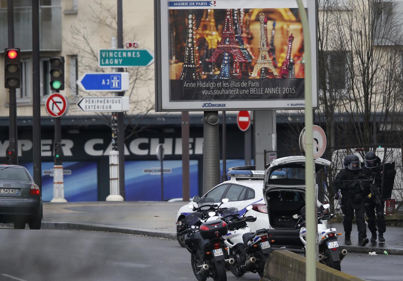 Kommandósok vették körbe a párizsi kóserboltot, ahol Amedy Coulibaly 6 embert tart fogva túszként