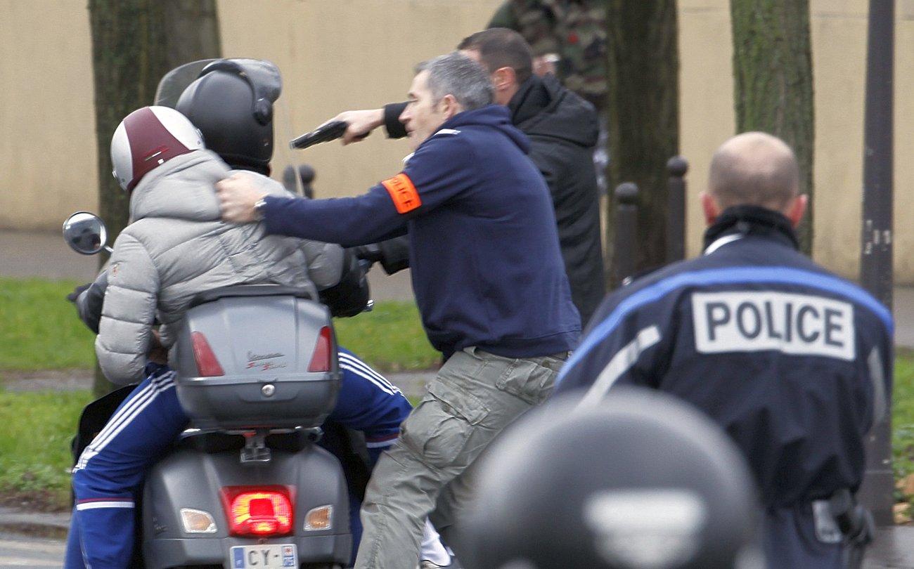 Fegyverrel kényszerítettek le két embert egy robogóról a párizsi kóserboltnál