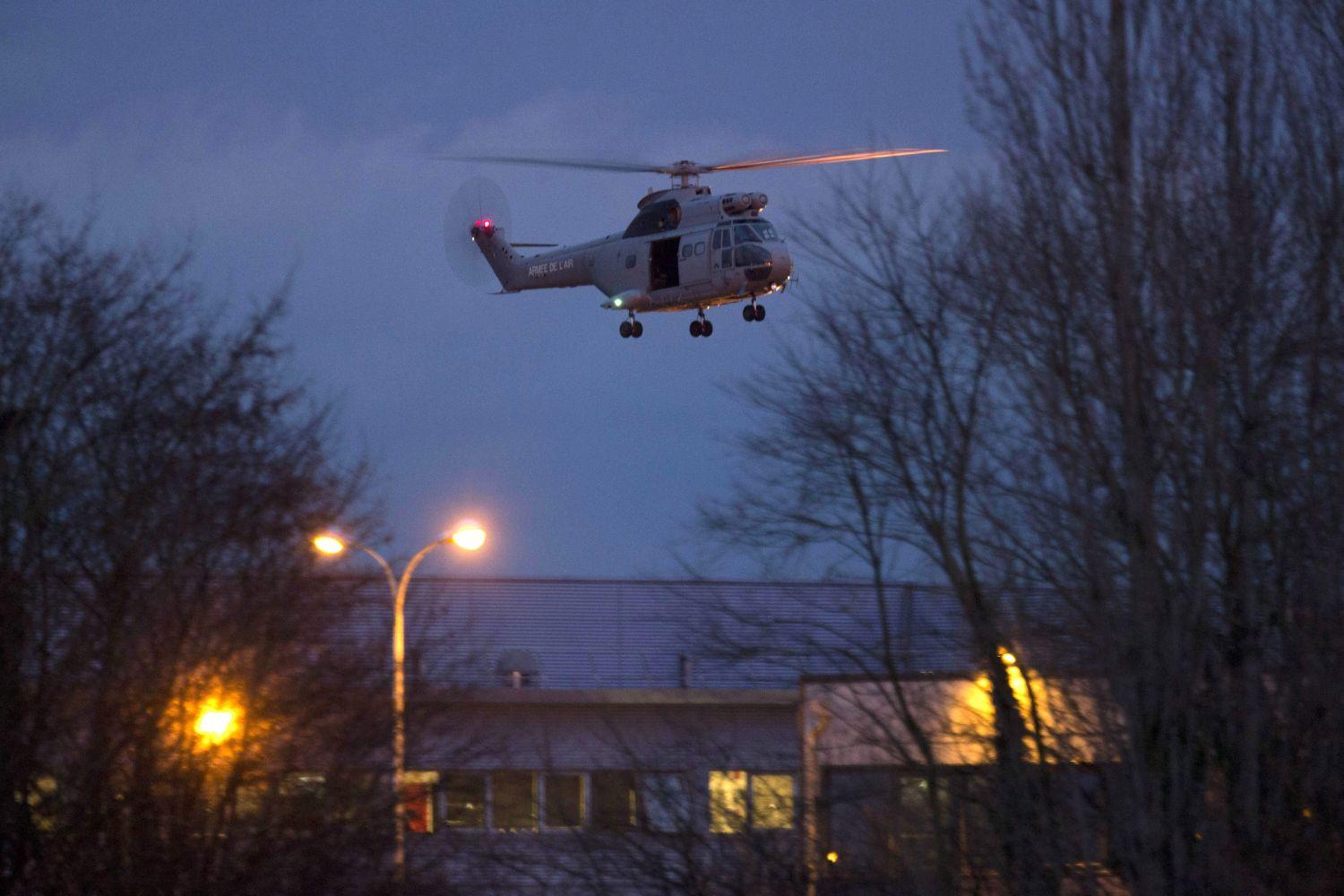 Helikopter Dammartin-en-Goele-ben a Kouachi-fivérek túszdrámájának a helyszíne felett