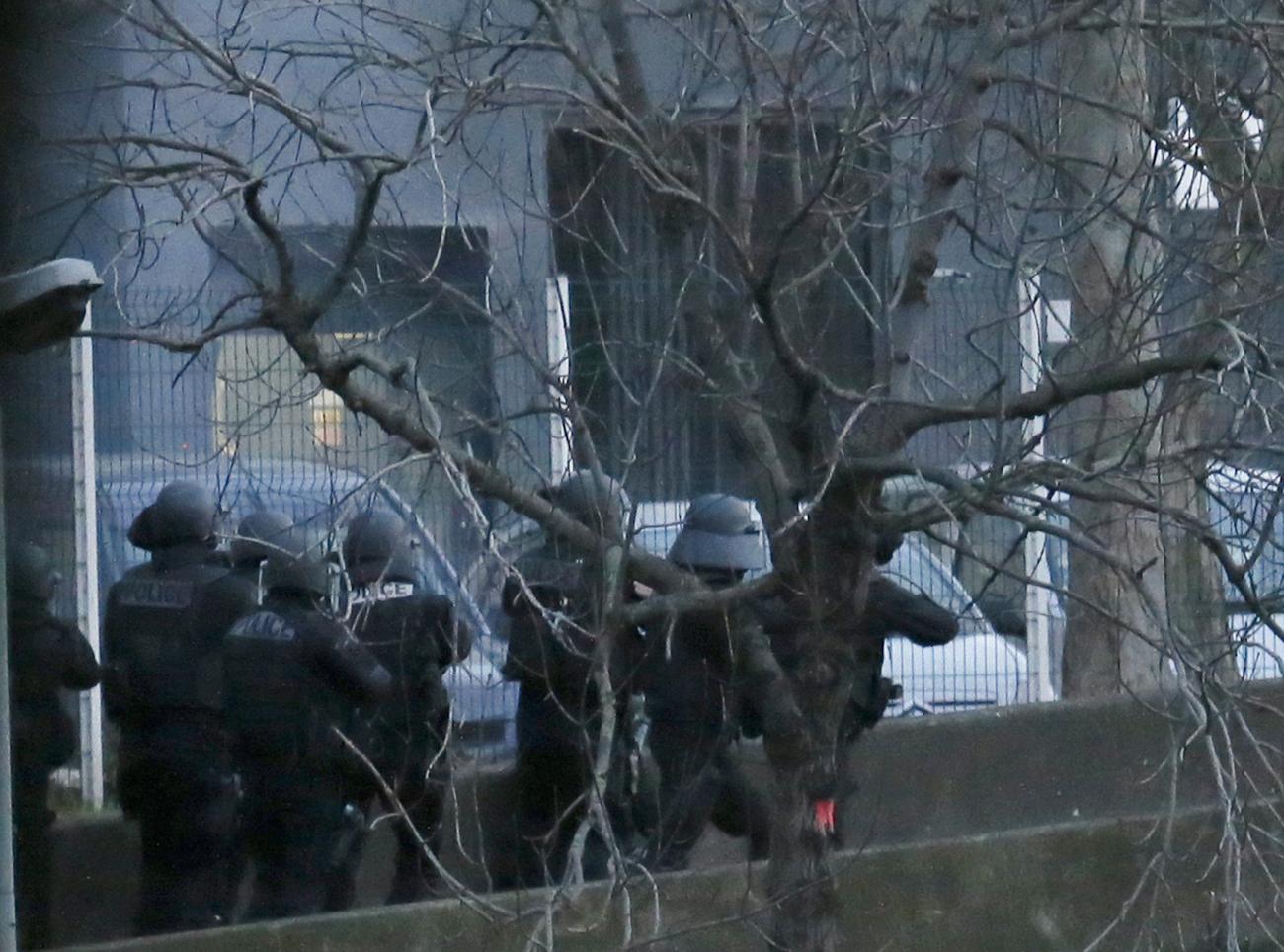Rohamrendőrök a második túszejtő akció helyszínén,  párizsi kóser szupermarketnél