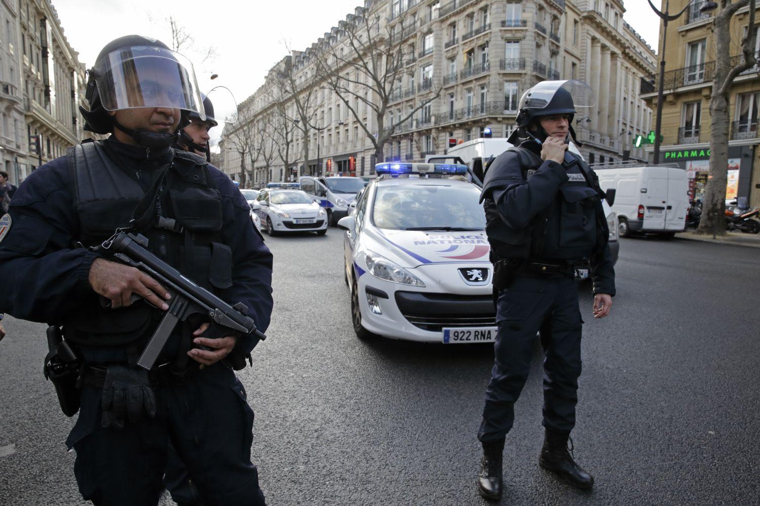 Rohamrendőrök készültségben a francia fővárosban