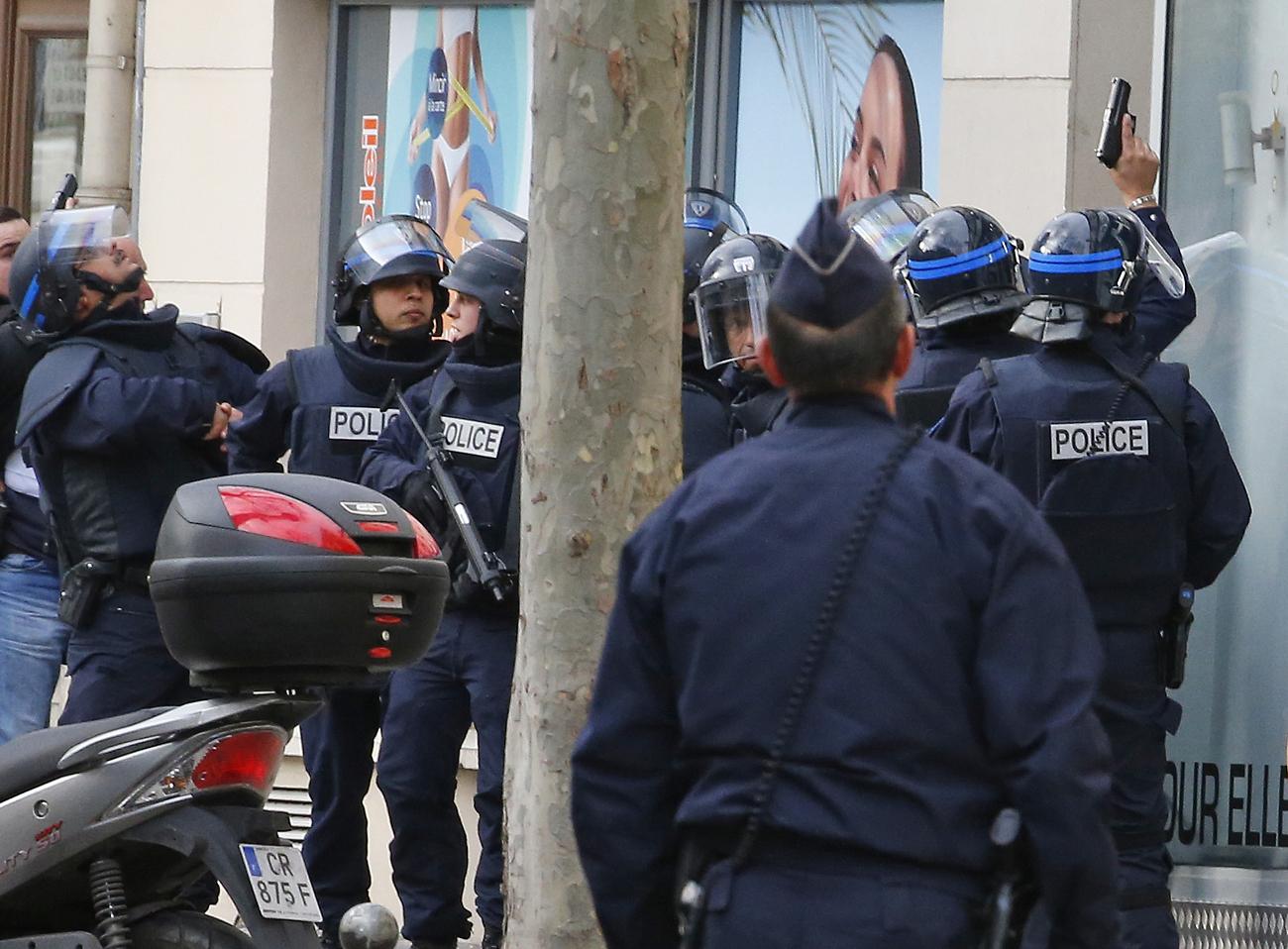 Francia rendőrök egy párizsi zsinagóga környékén. Lövöldözésről kaptak hamis riasztást