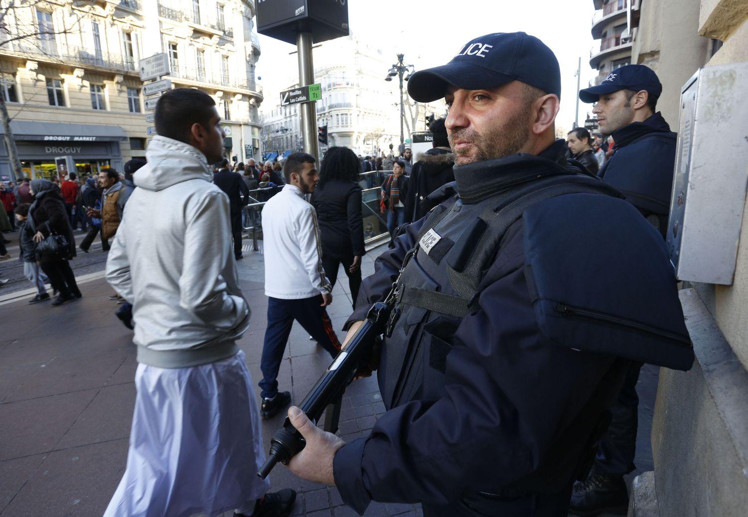 Ahogy Párizsban, Marseille-ben is hatalmas a rendőri készültség