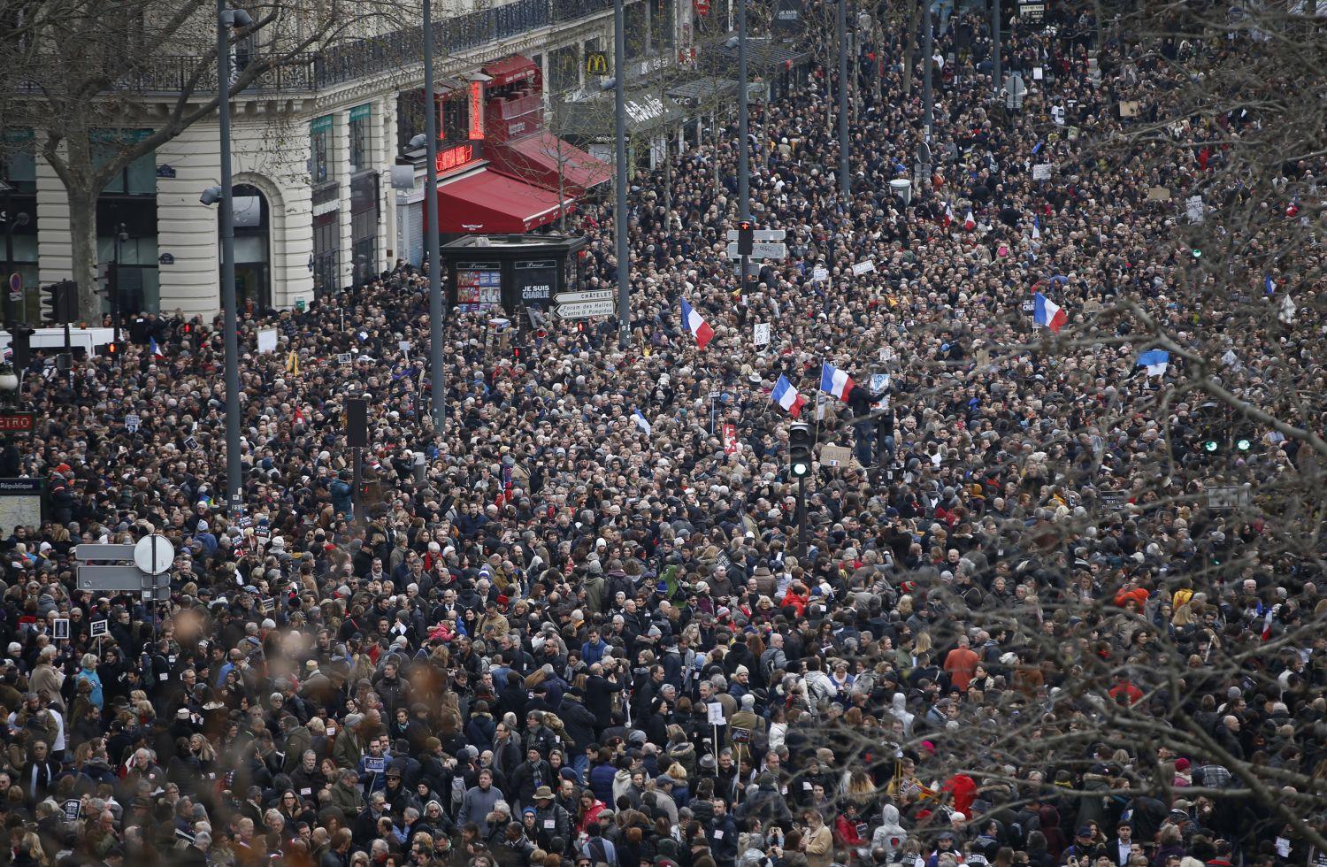 A tömeg vasárnap a Place de la République-on