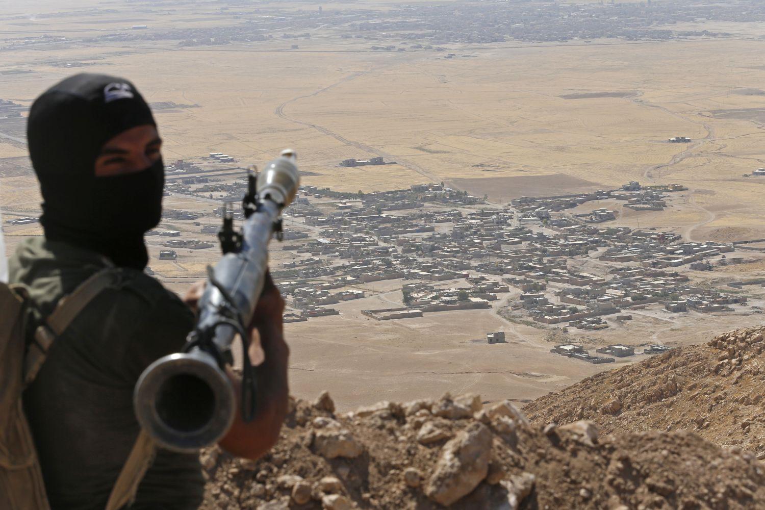 Az Irakban harcoló kurd erők, a pesmergák egyik tagja egy gránátvetővel. Megszabadulhatnak a magáncégektől 