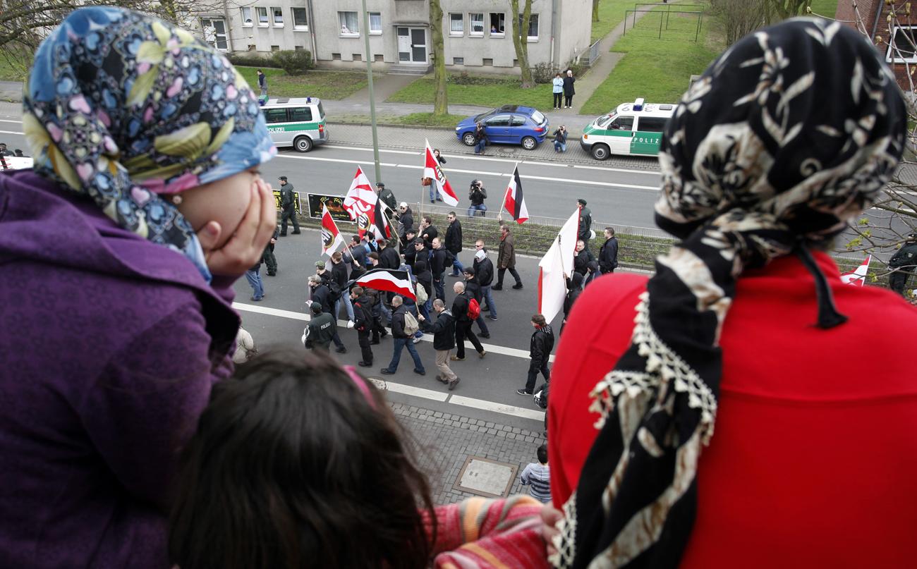 Szélsőjobboldali csoport menetét figyelik a németországi törökök.