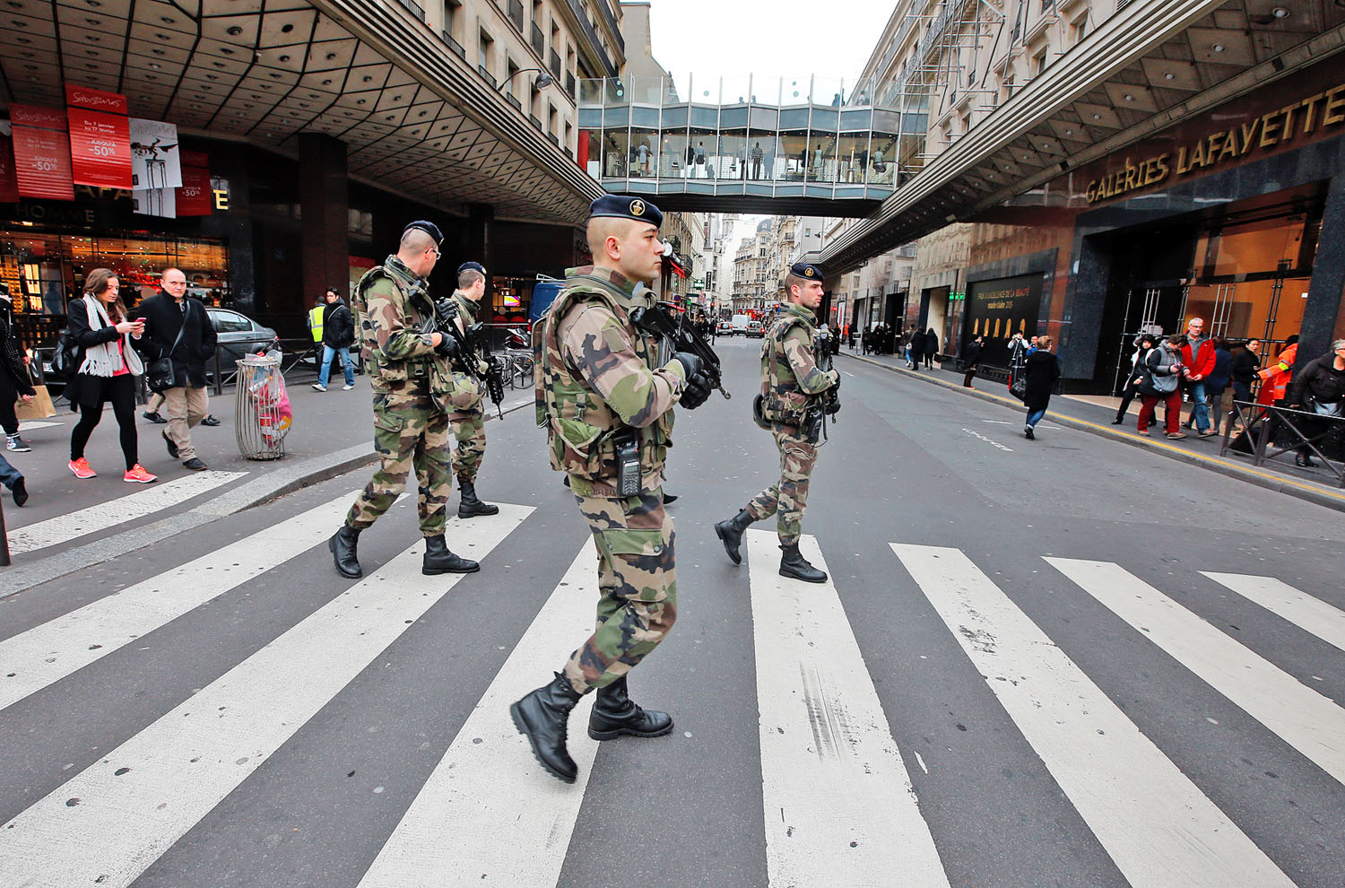 Katonák járőröznek egy párizsi áruháznál