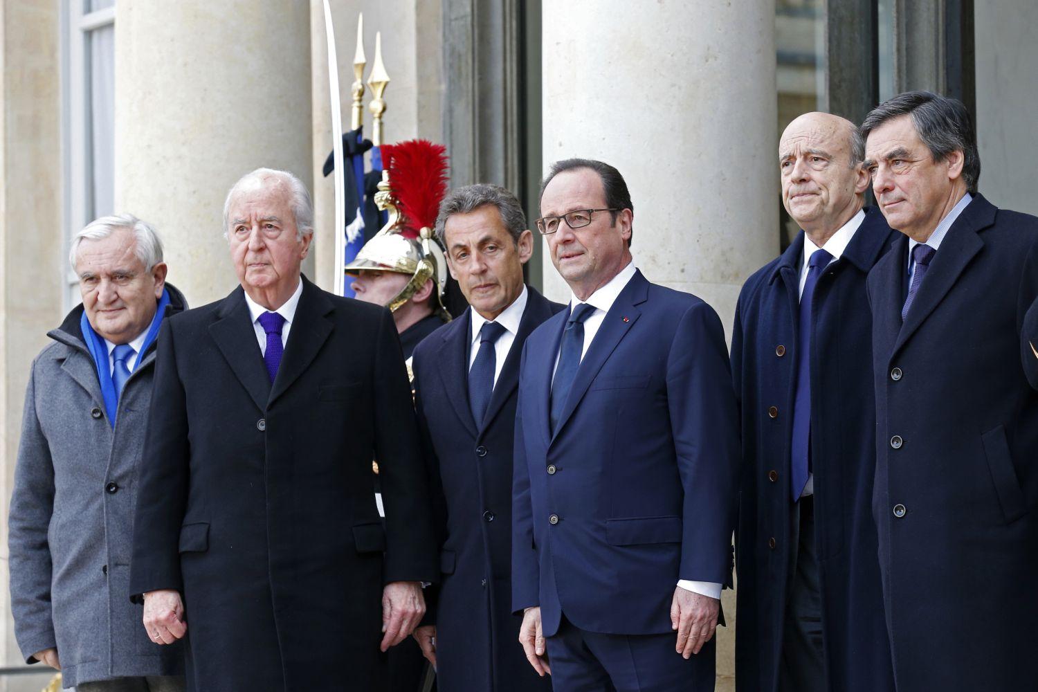 Kiállás a volt miniszterelnökökkel. Nicolas Sarkozy volt és Francois Hollande jelenlegi államfő hétfőn Jean-Pierre Raffarin, Edouard Balladur, Alain Juppé és Francois Fillon társaságában
