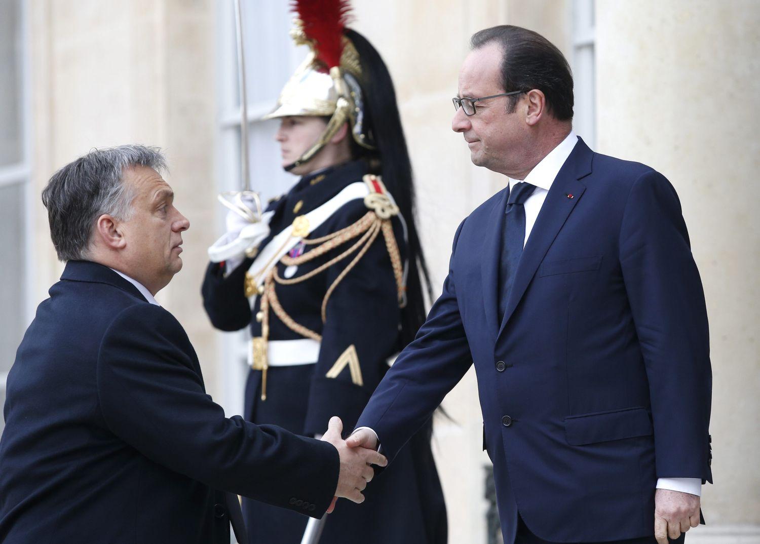 Orbán és Hollande kézfogása vasárnap az Élysée-palotában