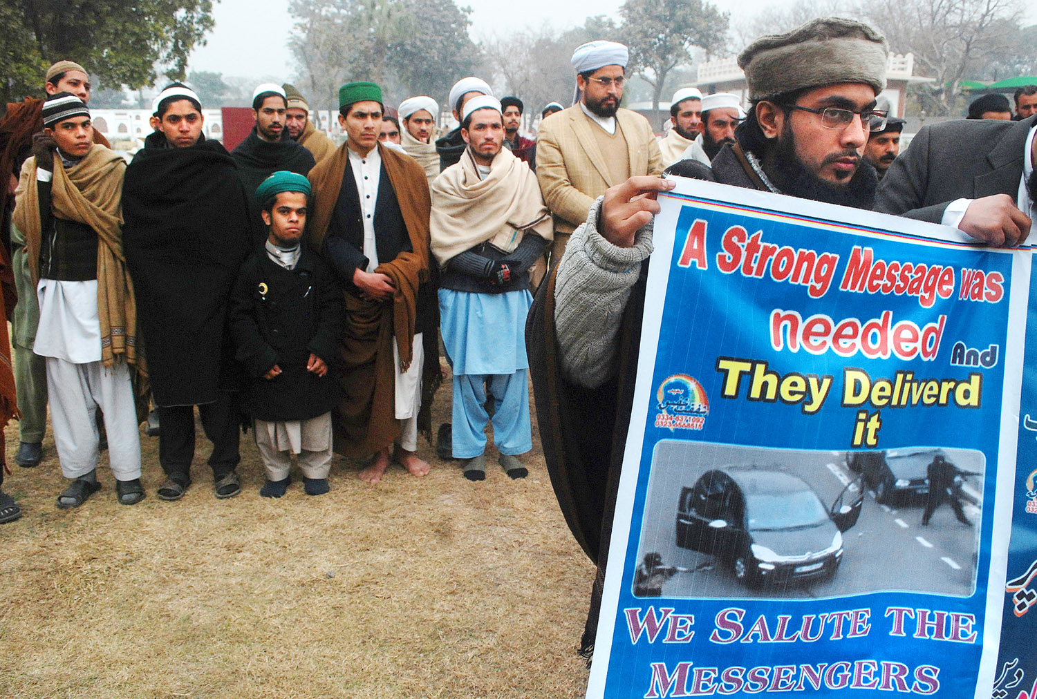 A gyilkosokat támogató mohamedán szélsőségesek a pakisztáni Pesavárban
