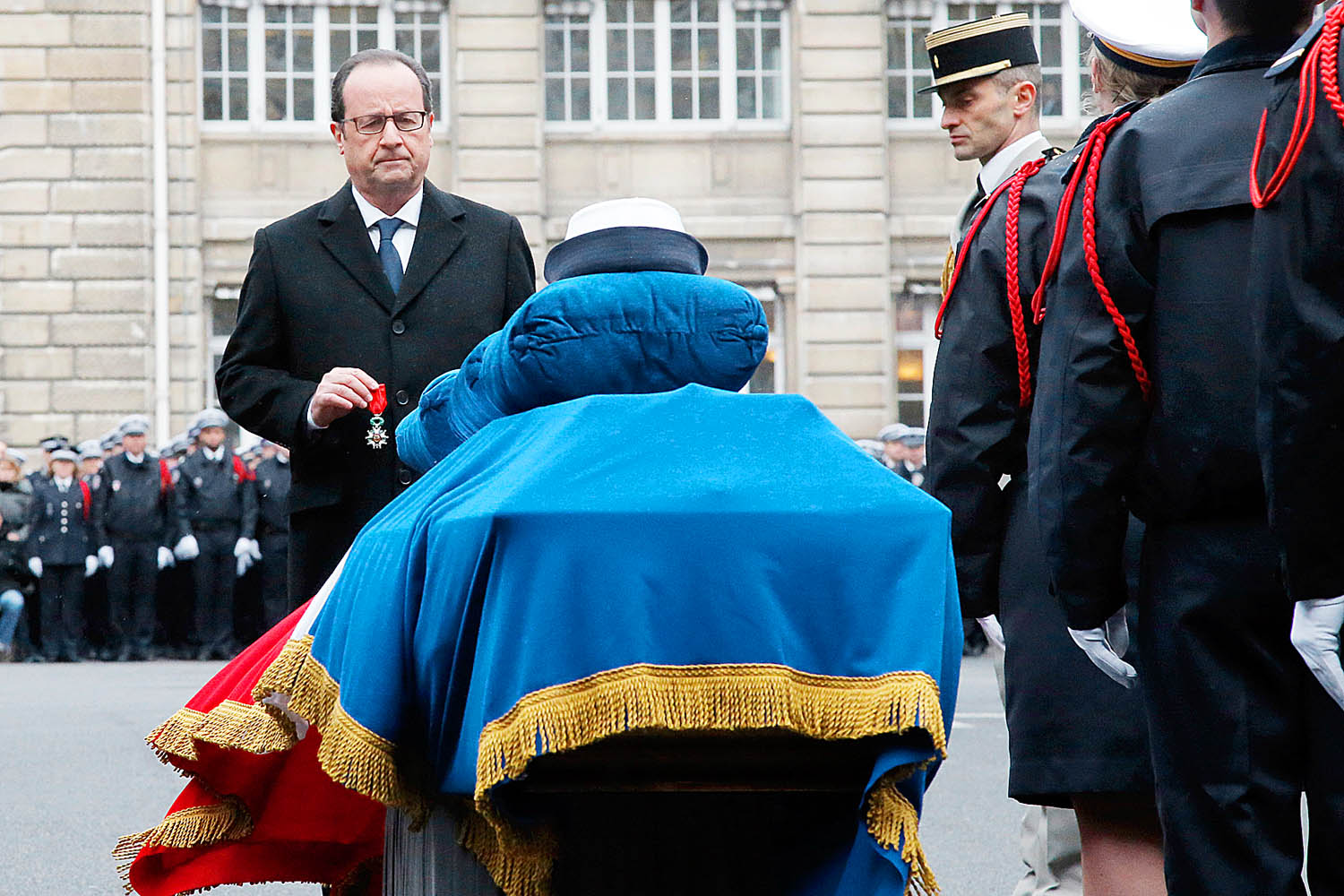 Francois Hollande a Becsületrenddel Clarissa Jean-Philippe rendőrnő koporsójánál