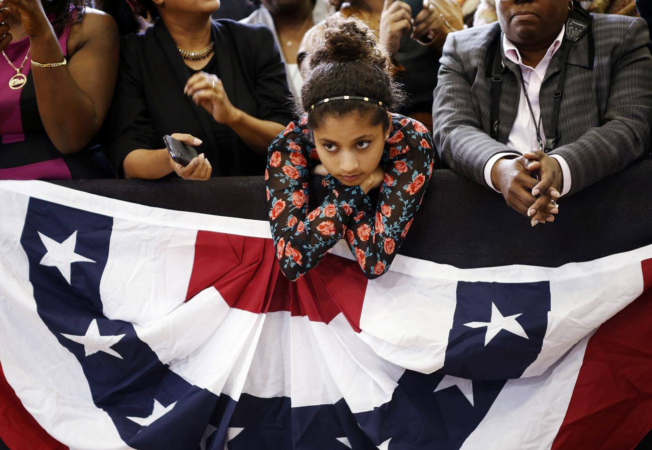 Egy lány várj Obama beszédét az olcsó ellátásokról a Prince George közösségi főiskolán, Maryland államban.