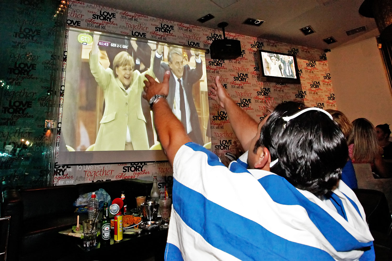 Görög–német meccs egy kávéházból nézve