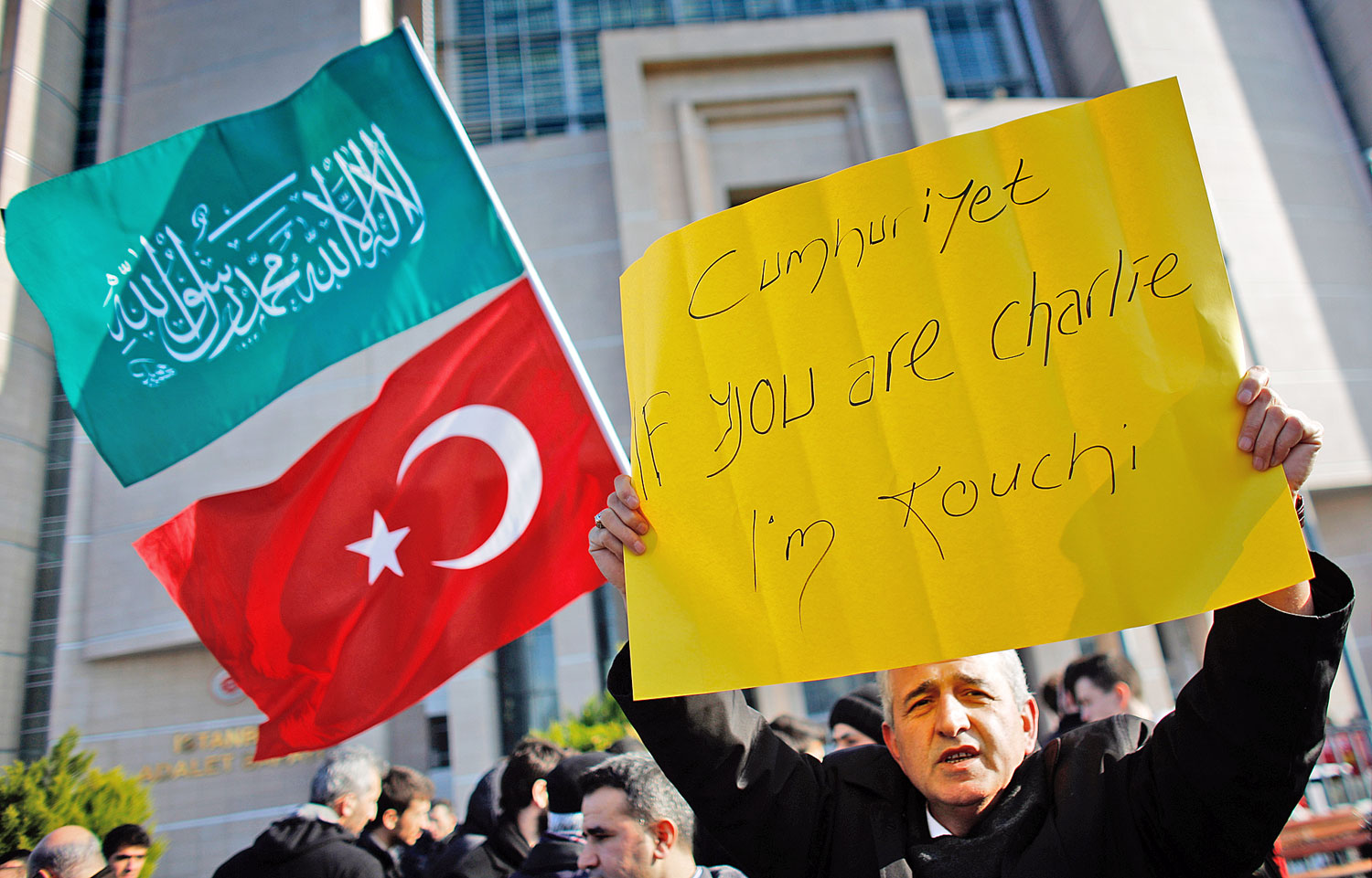„Ha te Charlie vagy, Cumhuriyet, akkor én Kouachi” – áll a terroristák mellé egy török tüntető