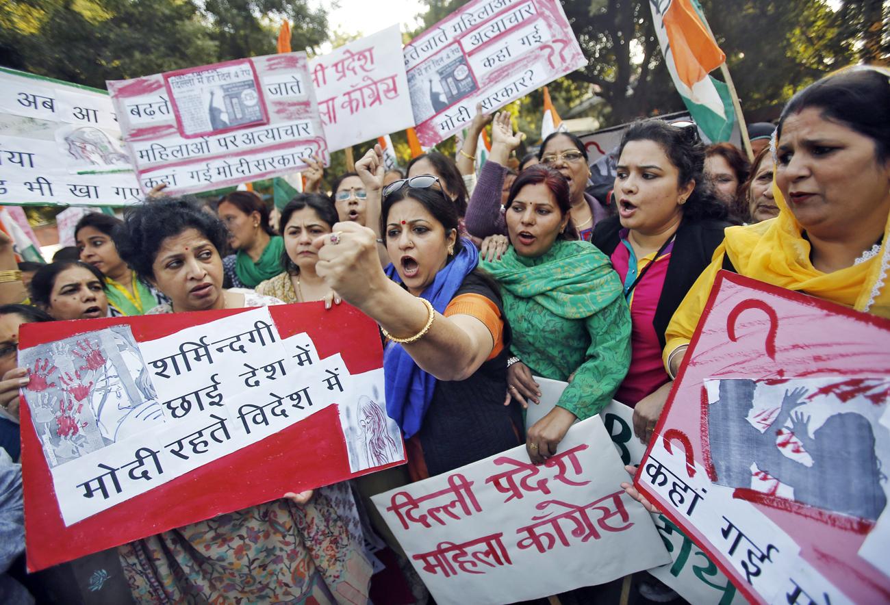 Miután utasának megerőszakolásával gyanúsították meg az Uber egyik indiai sofőrjét,  tömegtüntetések kezdődtek India-szerte