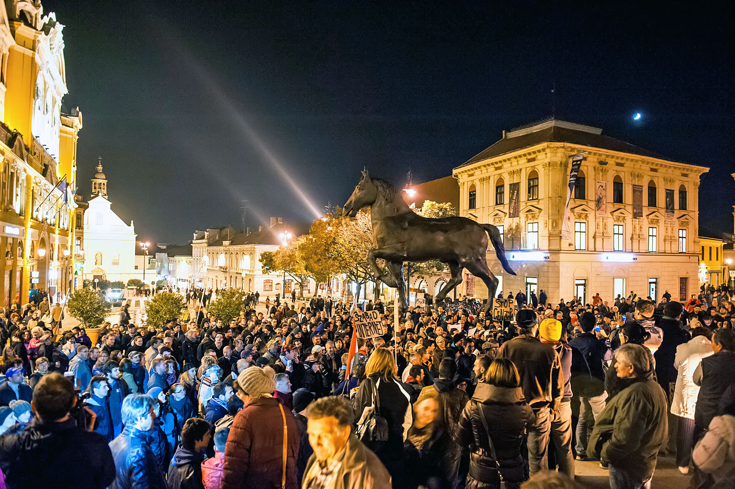 Az internetadó elleni októberi tüntetés a pécsi Széchenyi téren