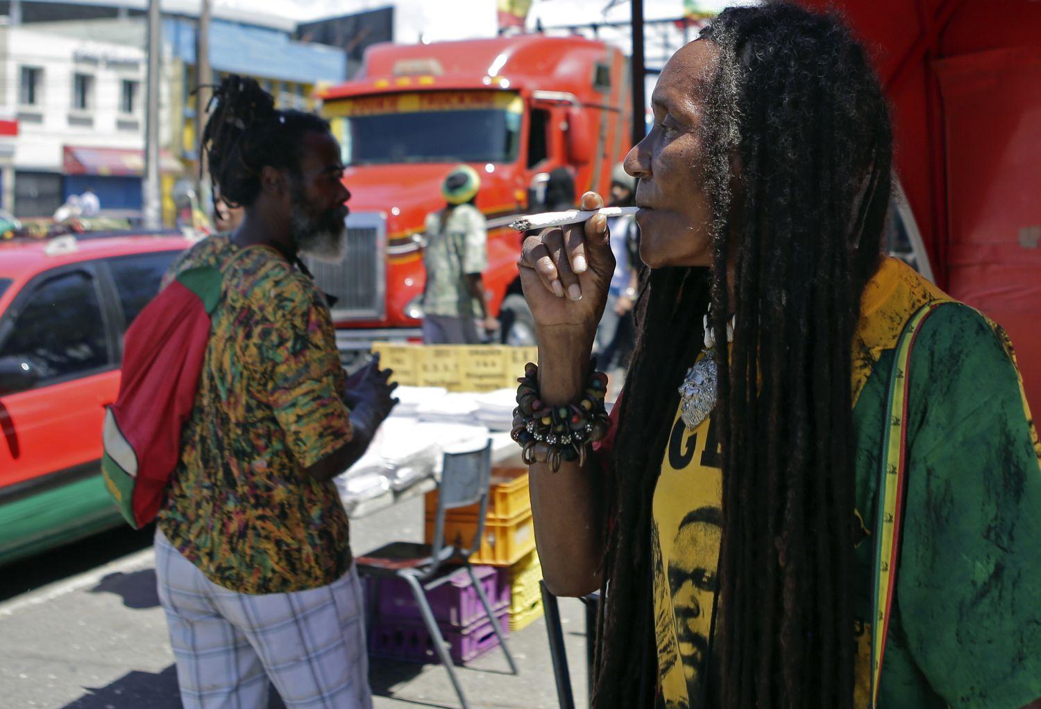 Tüntetés a jamaicai fővárosban, Kingstonban a marihuána legalizálása mellett