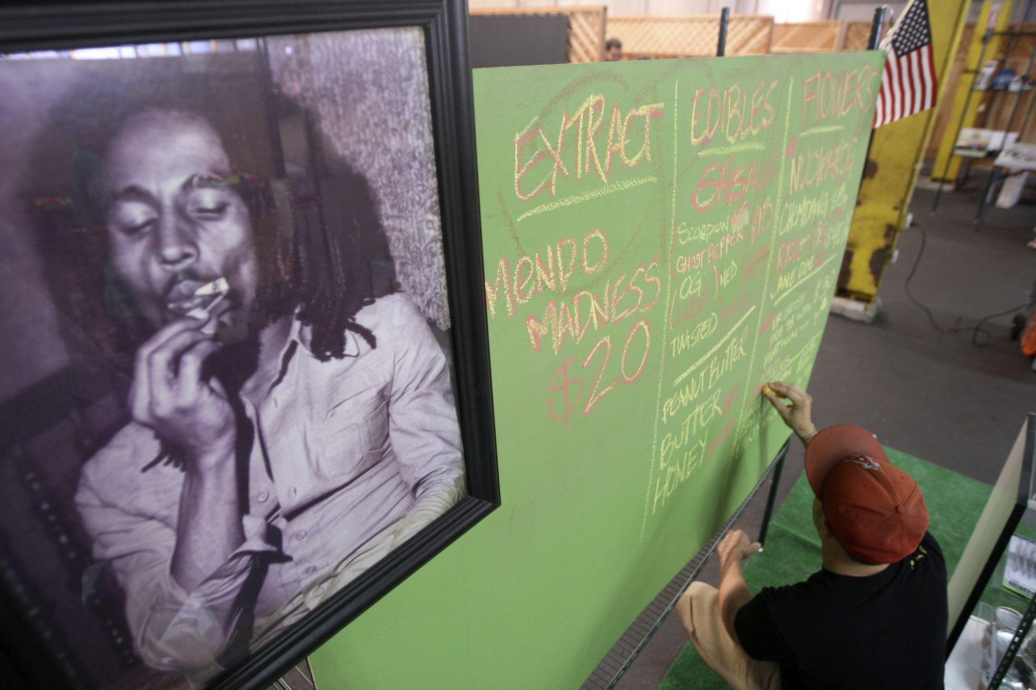 Marley-portré egy kaliforniai marihuána-termesztő központ kínálatával Los Angelesben