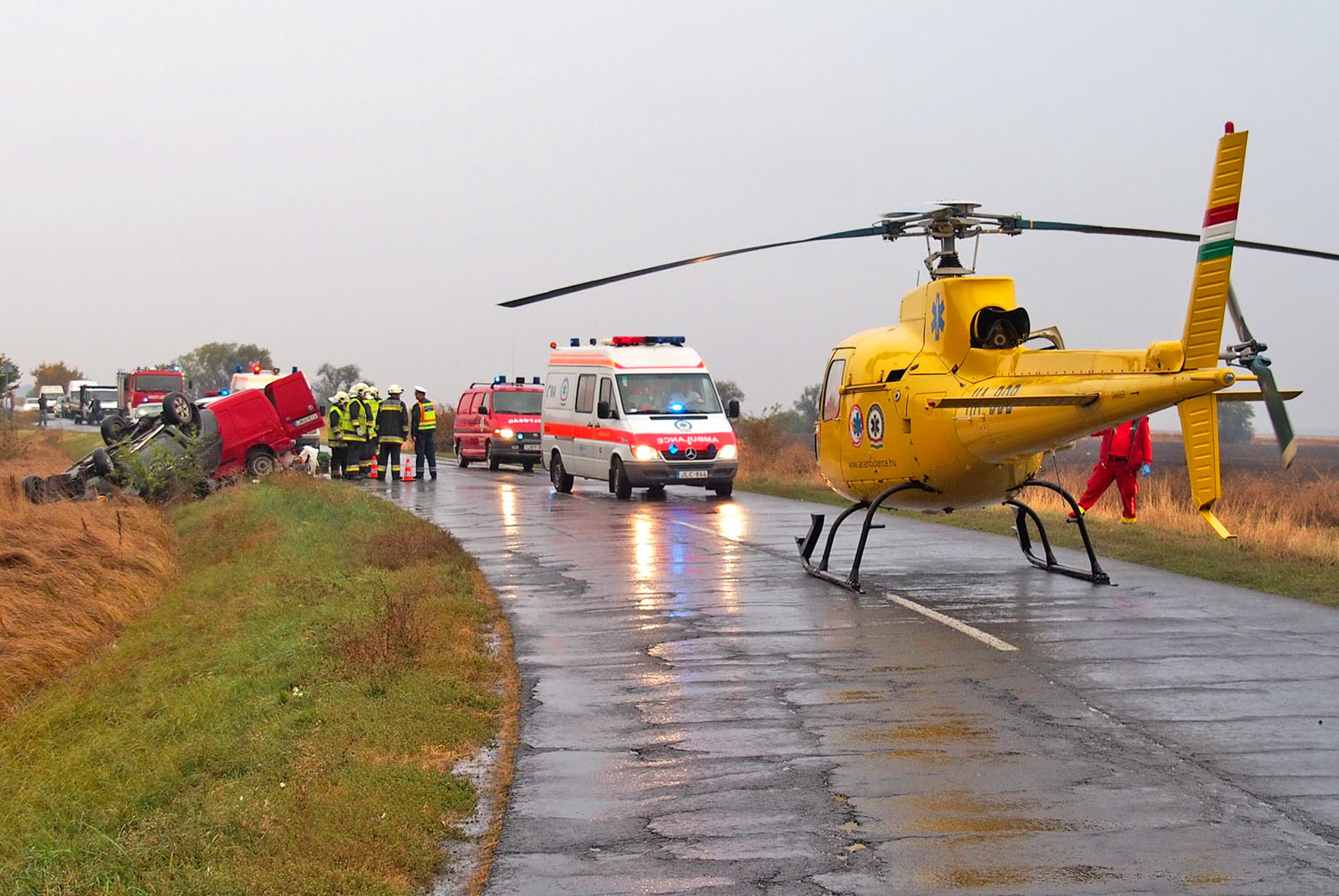 A helikopter a betegek egy részét csak a reptérig viszi