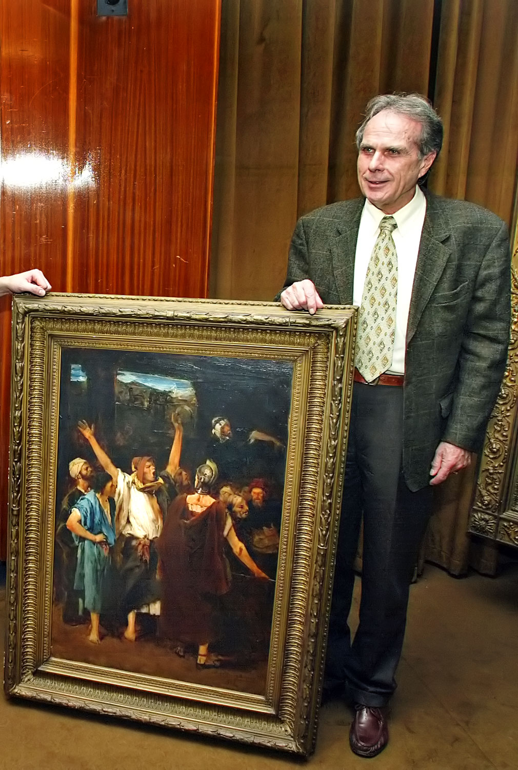 Görgey Gábor kulturális miniszter 2002-ben, amint visszaad négy Munkácsy-festményt az örökösöknek 