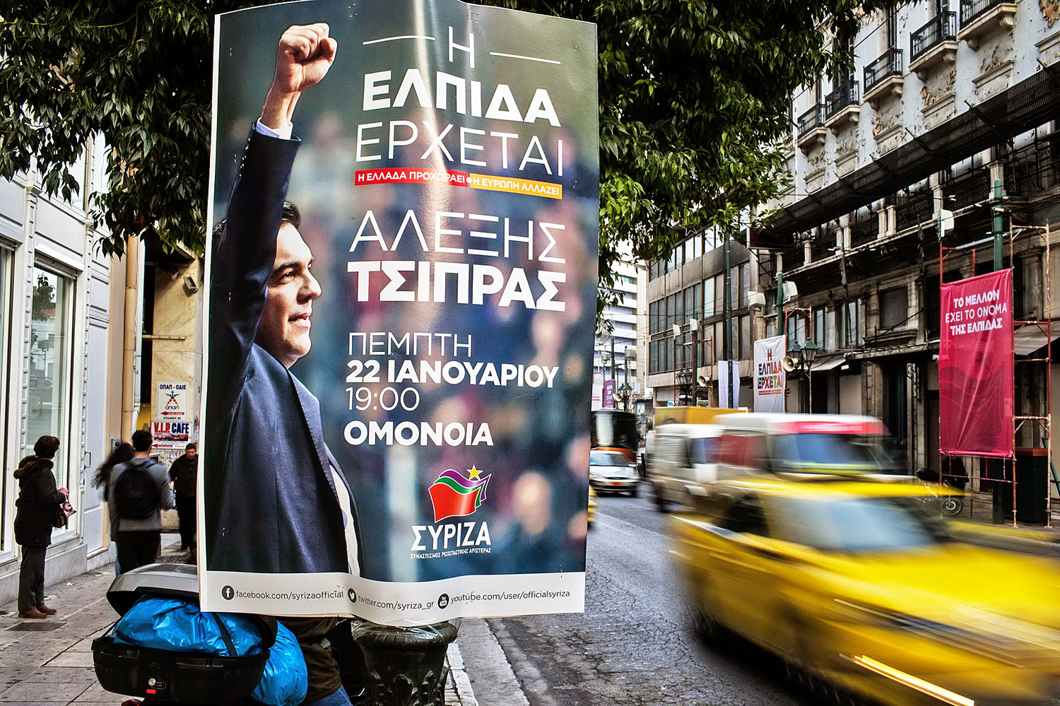 A Sziriza és Ciprasz plakátja Athénban. Esélyes, de nehéz lesz kormányt alakítania