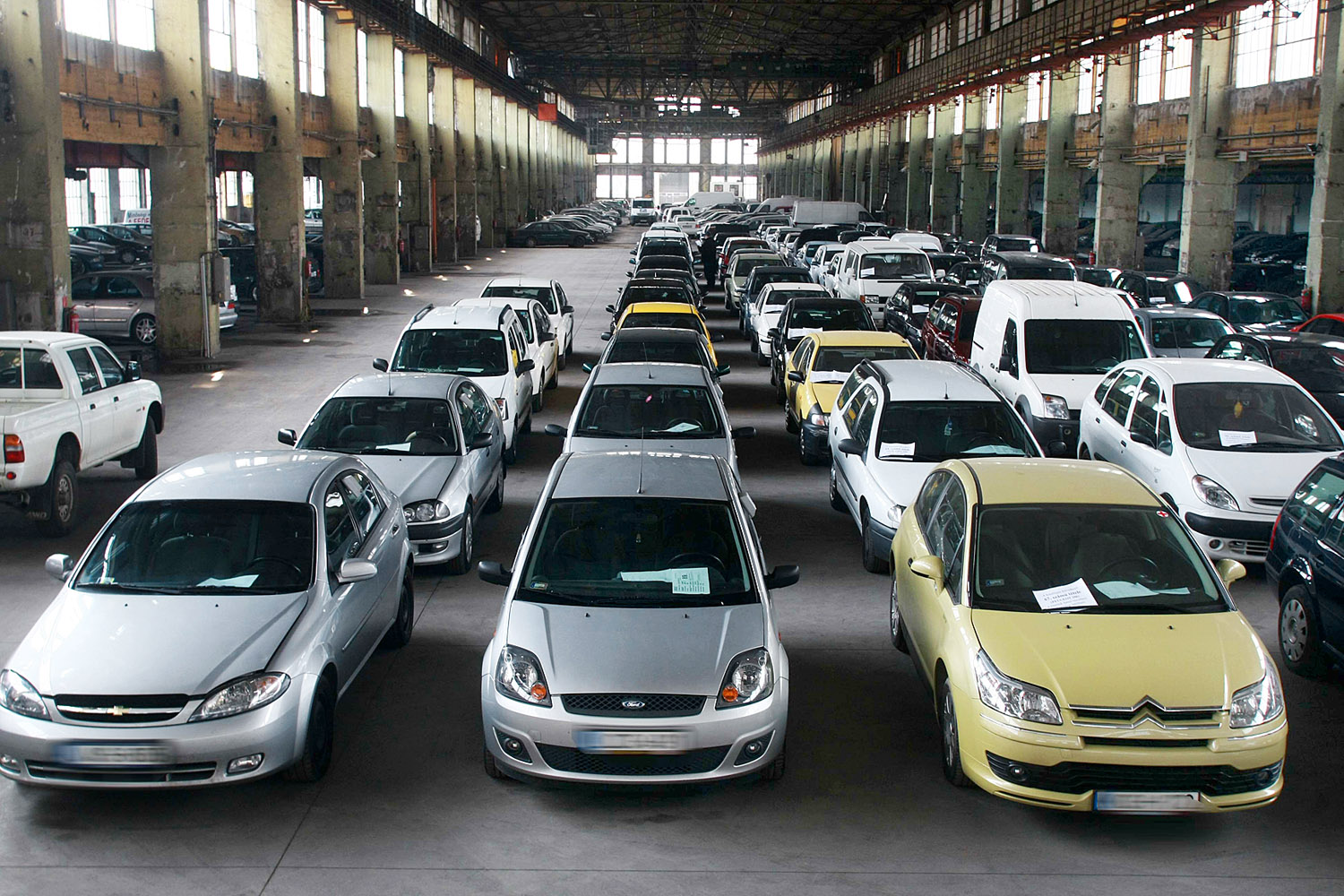 Lefoglalt autók tucatjai várnak új tulajdonosukra a NAV budapesti raktárában. A helyzet 2009 óta sokat javult: az áttekinthetőbb aukciók magasabb bevételt hoztak