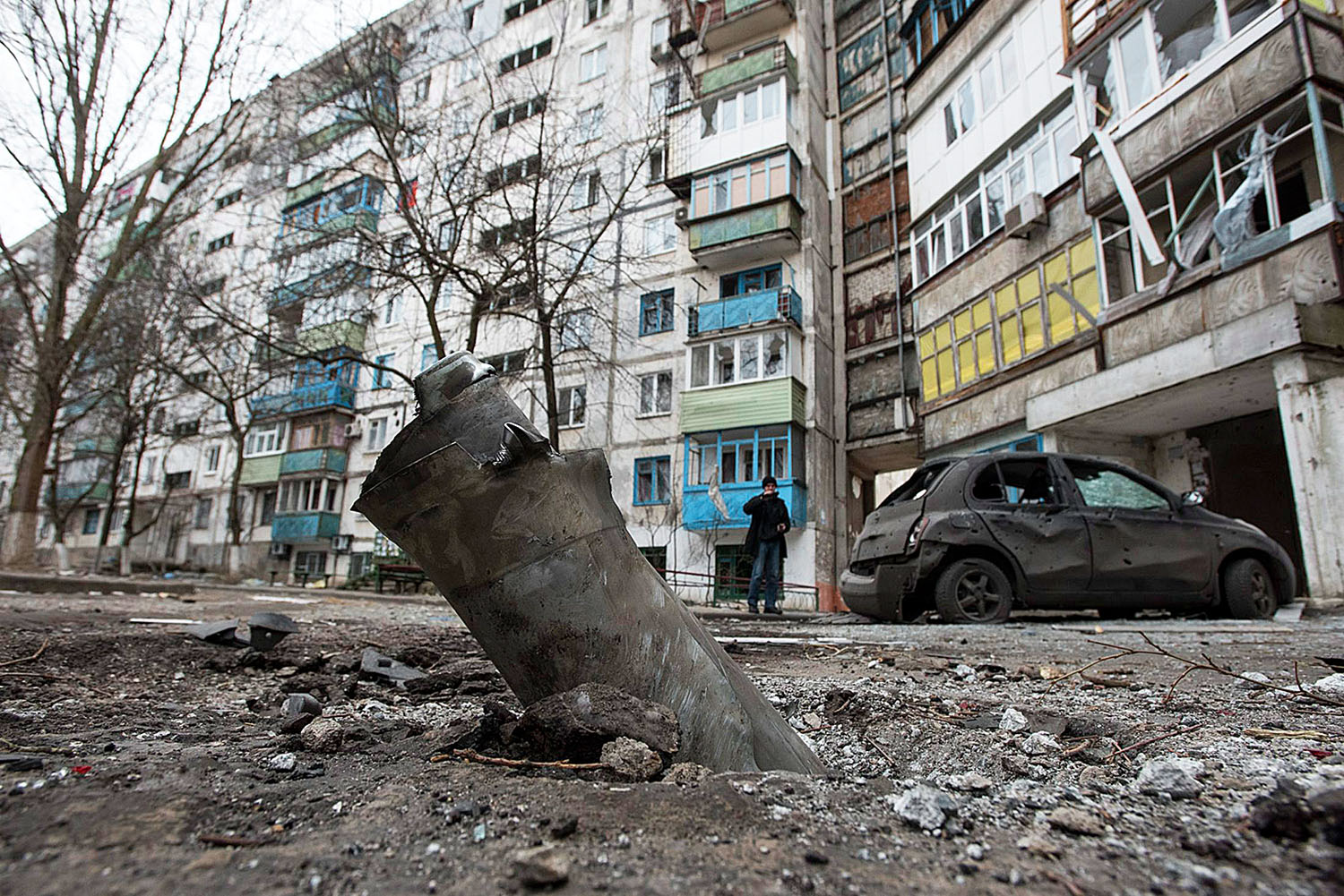 Rakéta mered ki a földből a délkelet-ukrajnai Mariupol egyik lakótelepén