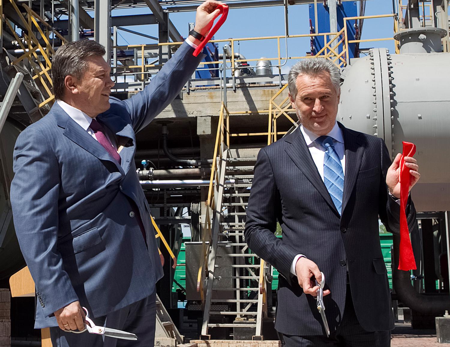 Firtas (jobbra) Viktor Janukovics leváltott ukrán elnökkel 2012-ben egy krími kénsavgyártó létesítmény átadóján