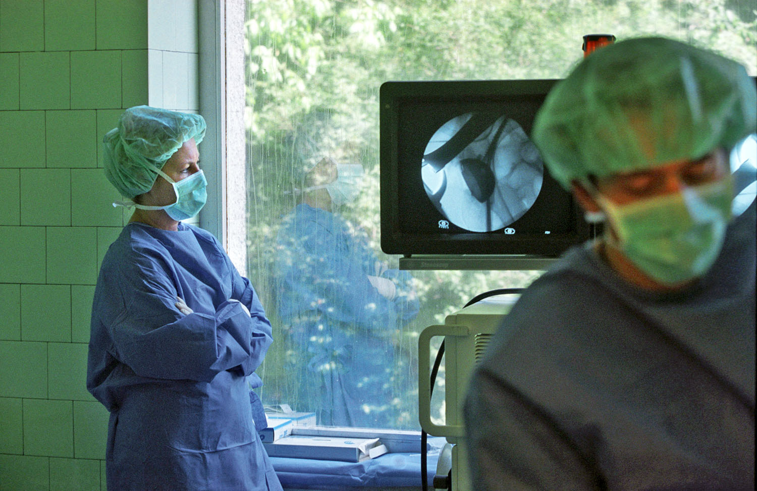 Csípőprotézis beépítésére készülnek az orvosok az Uzsoki kórházban