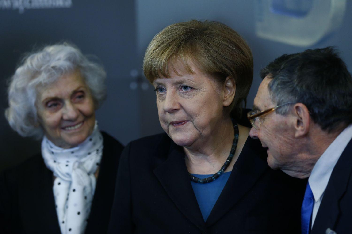Fahidi, Merkel és Turski a megemlékezésen. Magasan a gyűlölet felett