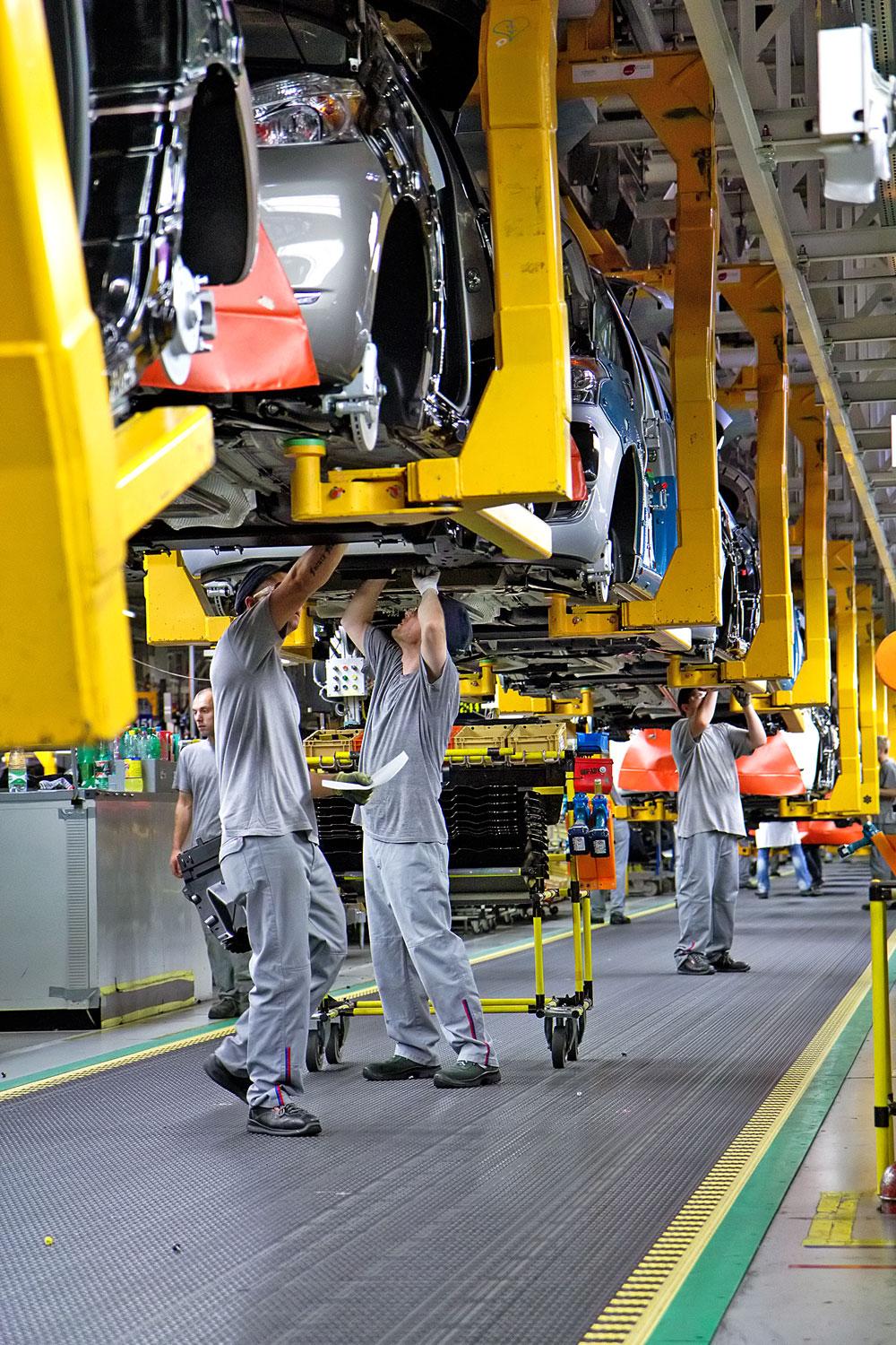 Sok magyar dolgozik a Peugeot Citroën nagyszombati gyárában